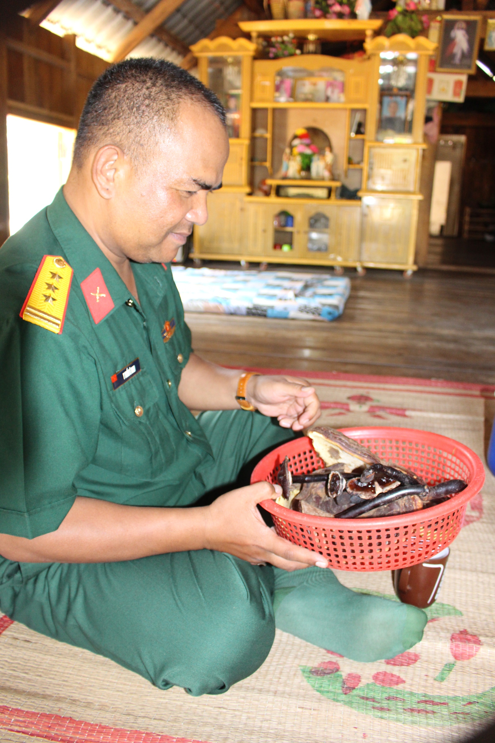 Thượng tá Y Tuấn Ê Ban xây dựng thế trận lòng dân vững mạnh ở Tây nguyên - Ảnh 3.