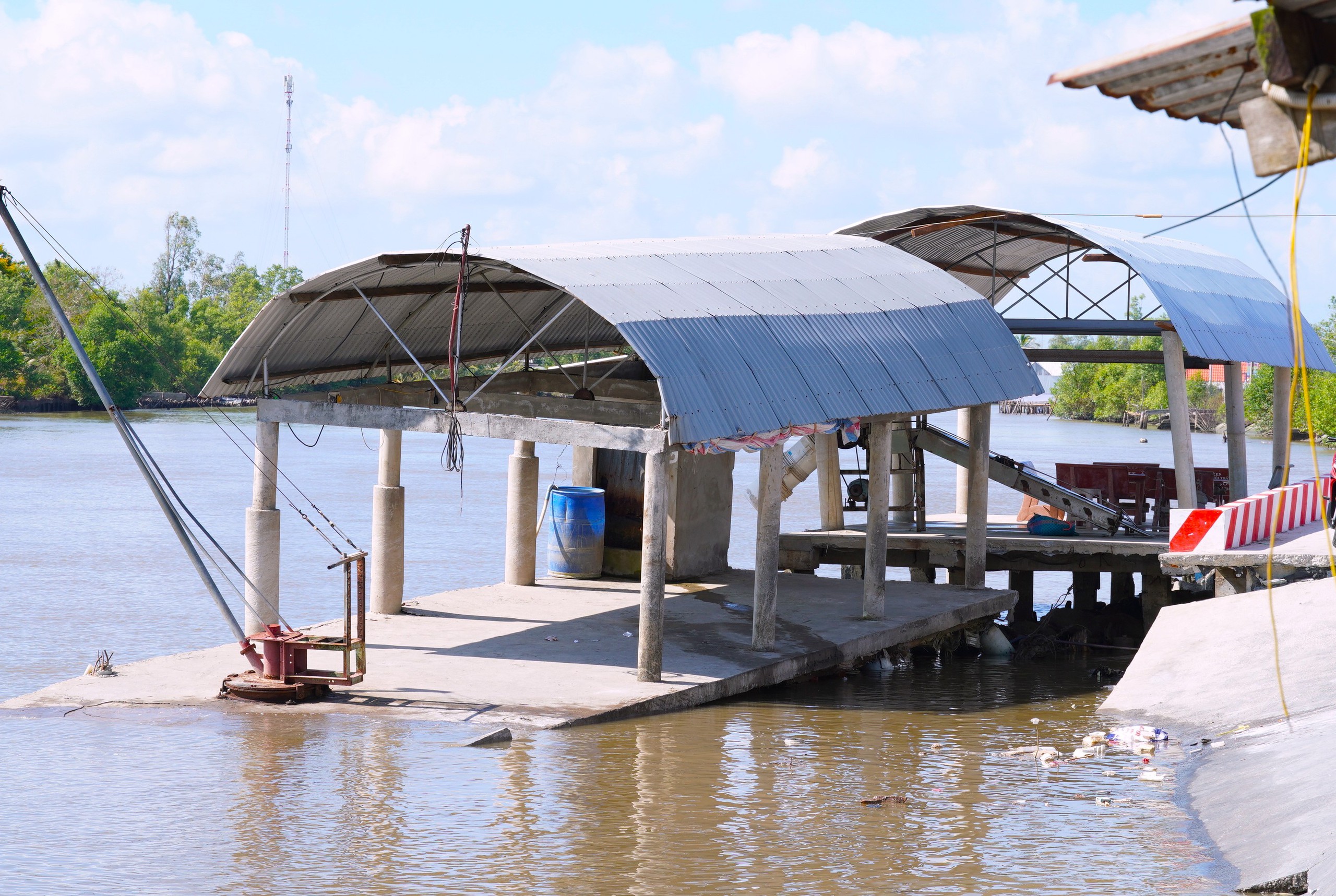Sạt lở liên tiếp tại Cà Mau, đường sá và nhà cửa người dân nằm dưới sông- Ảnh 4.