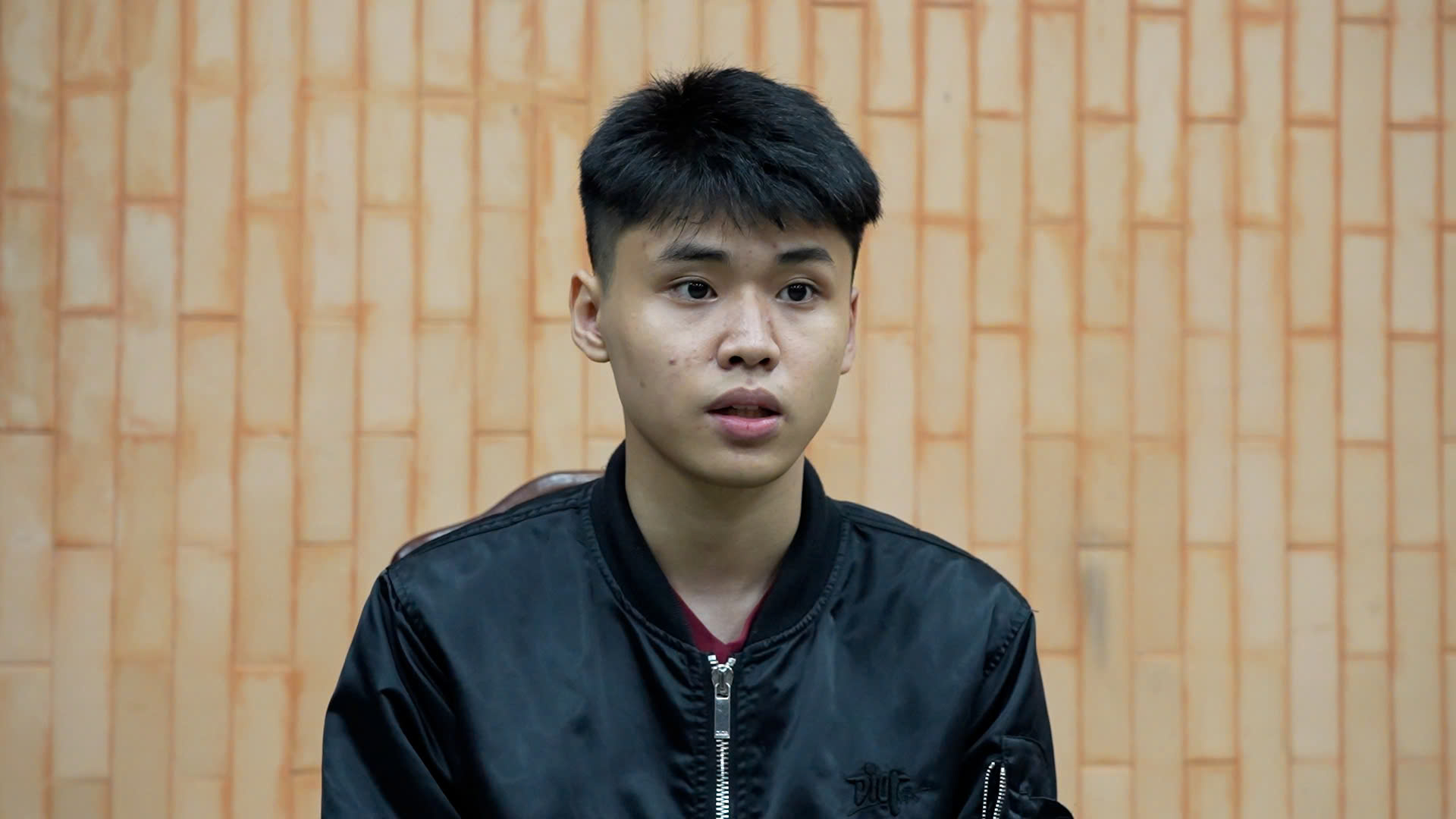 'Th&ocirc;ng chốt', t&ocirc;ng thẳng v&agrave;o r&agrave;o chắn của c&ocirc;ng an, nam thanh ni&ecirc;n bị khởi tố- Ảnh 1.