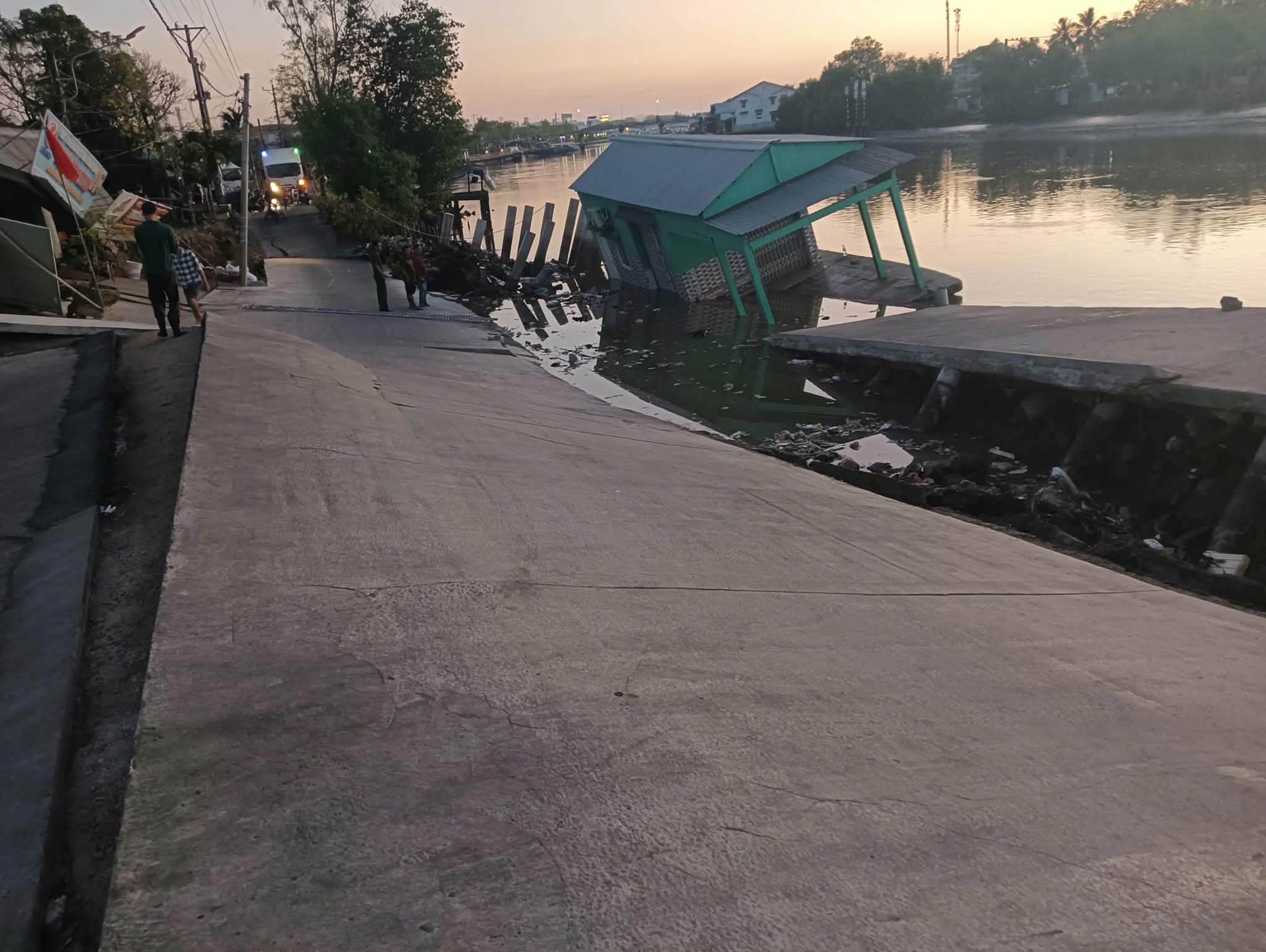 Sạt lở tại Cà Mau, 60 mét lộ nứt toác trượt xuống sông - Ảnh 2.