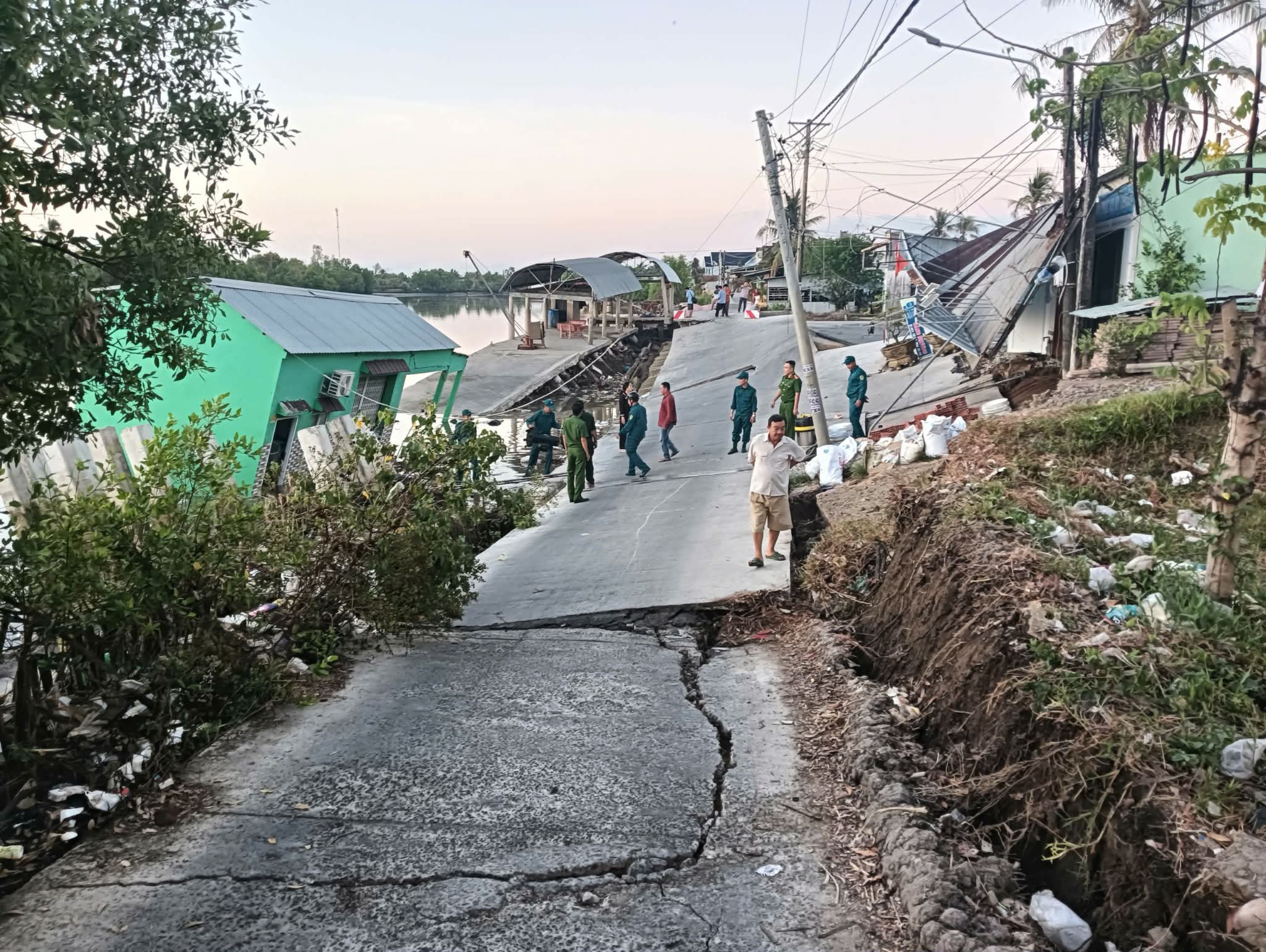 Sạt lở tại Cà Mau, 60 mét lộ nứt toác trượt xuống sông - Ảnh 1.