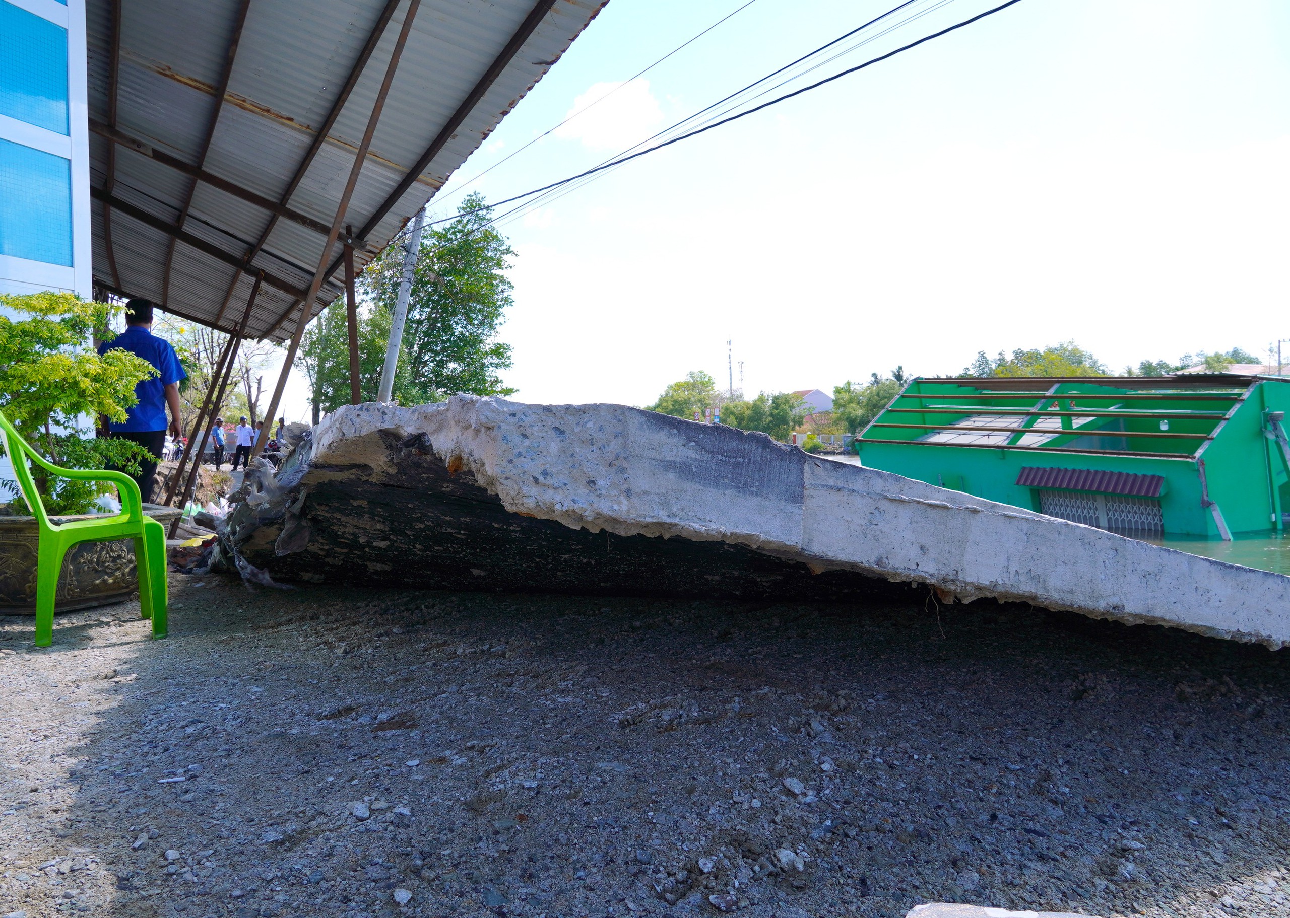 Sạt lở liên tiếp tại Cà Mau, đường sá và nhà cửa người dân nằm dưới sông- Ảnh 7.