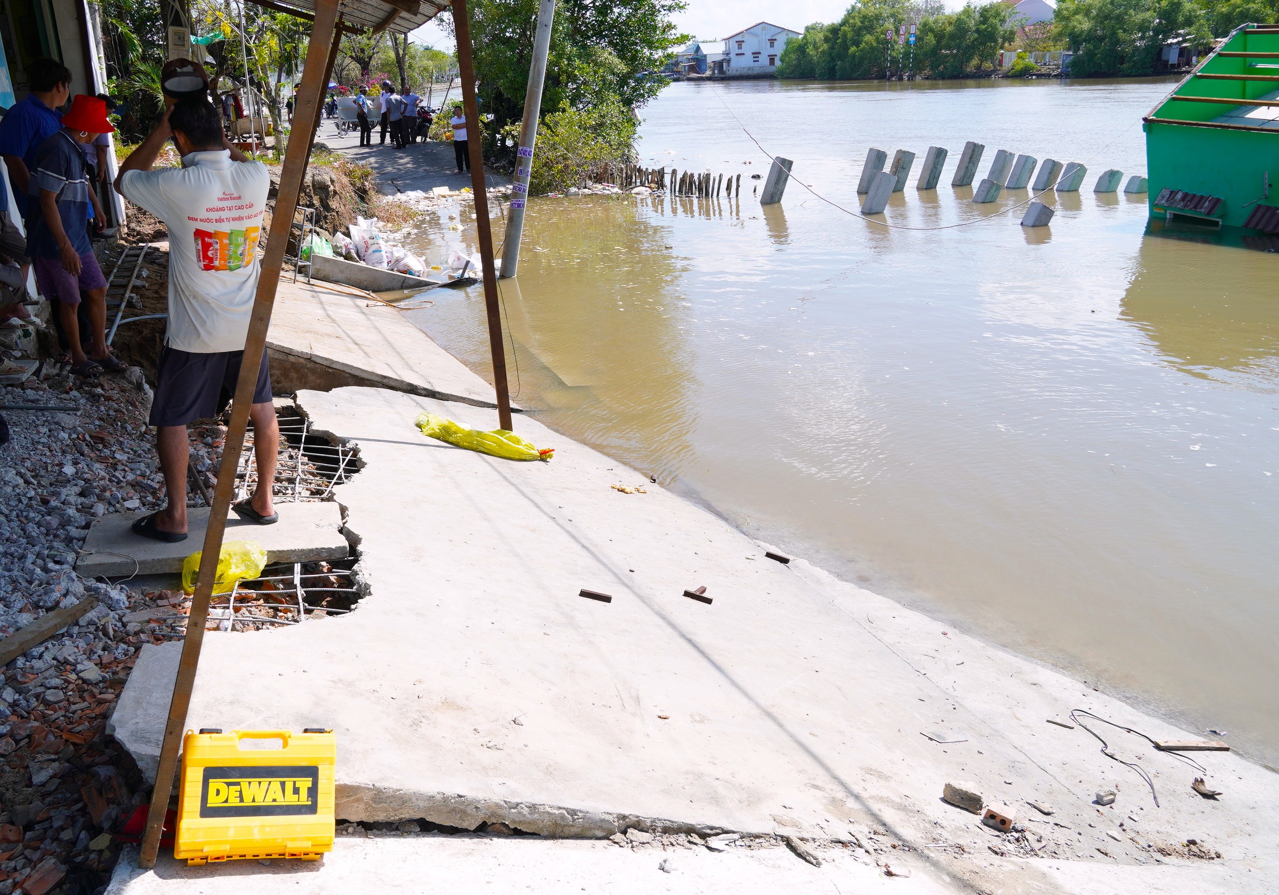 Sạt lở liên tiếp tại Cà Mau, đường sá và nhà cửa người dân nằm dưới sông- Ảnh 9.