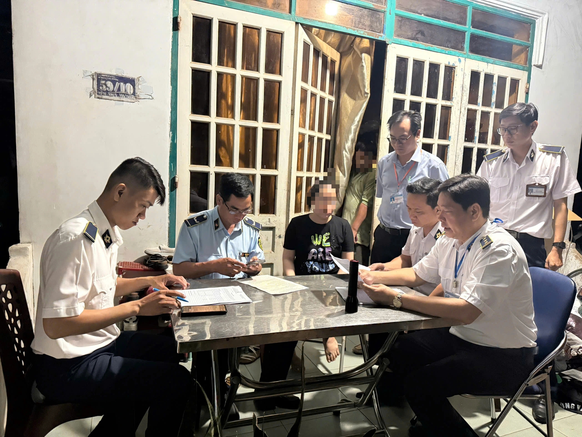 TP.HCM: Đột kích lò giết mổ gia cầm 'siêu bẩn' lúc rạng sáng - Ảnh 4.