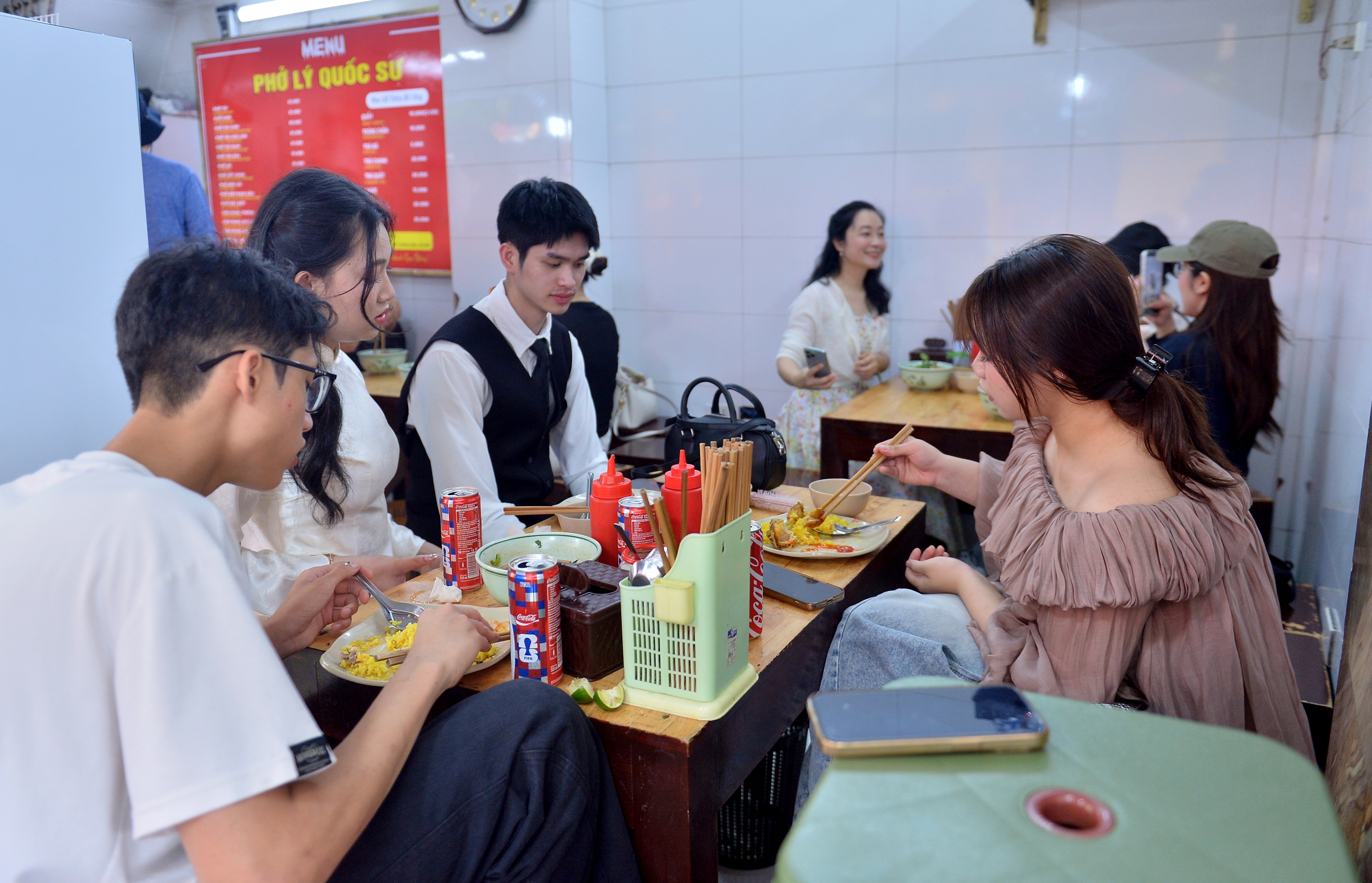 Chủ quán phở Hà Nội kể 25 phút đón Tổng thống Hàn Quốc và phu nhân- Ảnh 1.