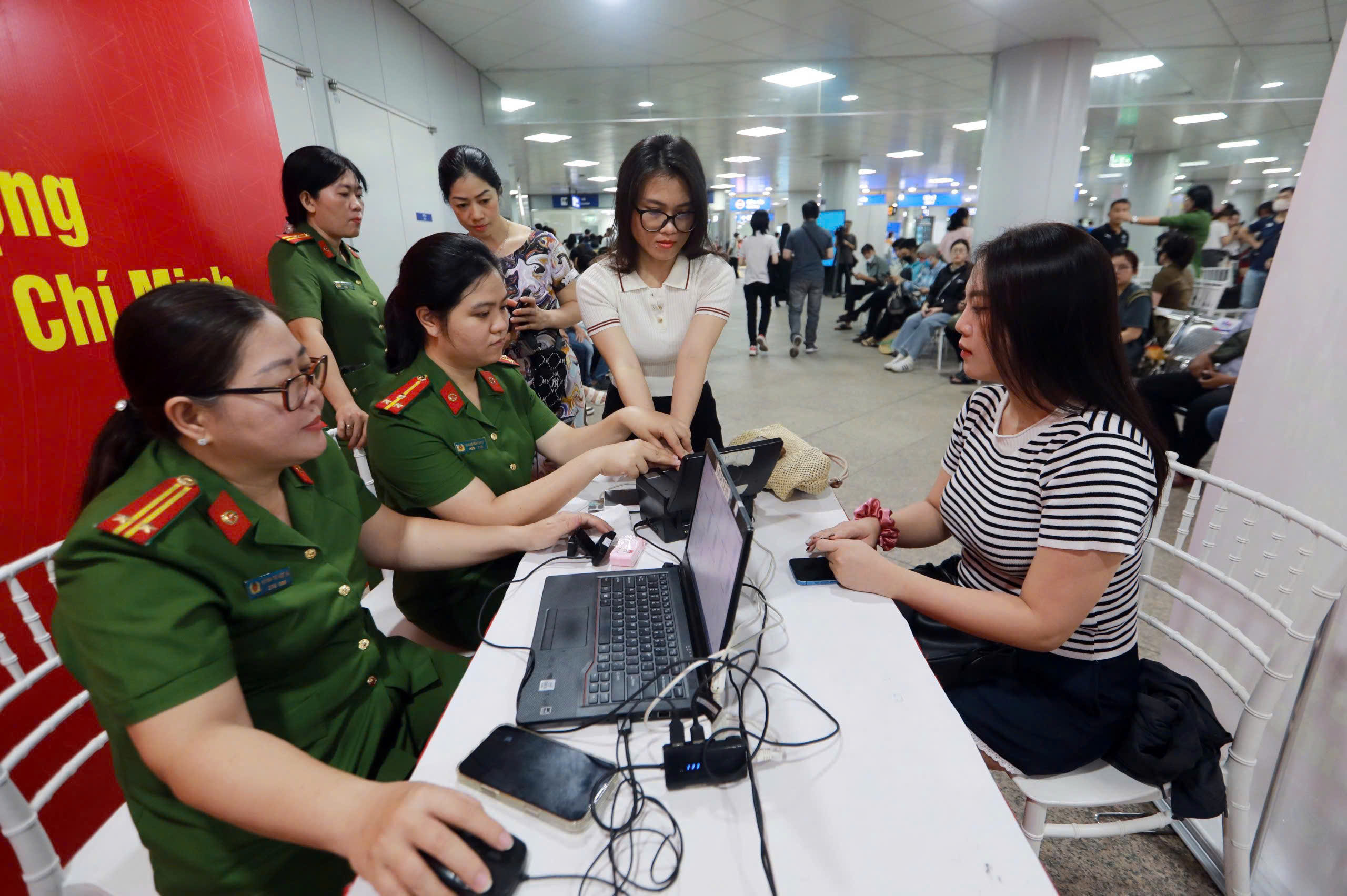 Chi tiết 59 điểm cấp thẻ căn cước cho học sinh cuối cấp ở TP.HCM - Ảnh 1.