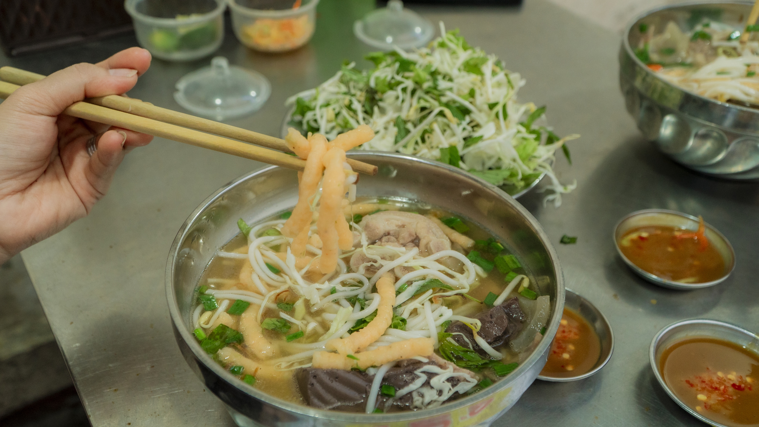 B&uacute;n su&ocirc;ng Vĩnh Long hơn nửa thế kỷ n&iacute;u ch&acirc;n thực kh&aacute;ch nhờ hương vị độc đ&aacute;o - Ảnh 8.