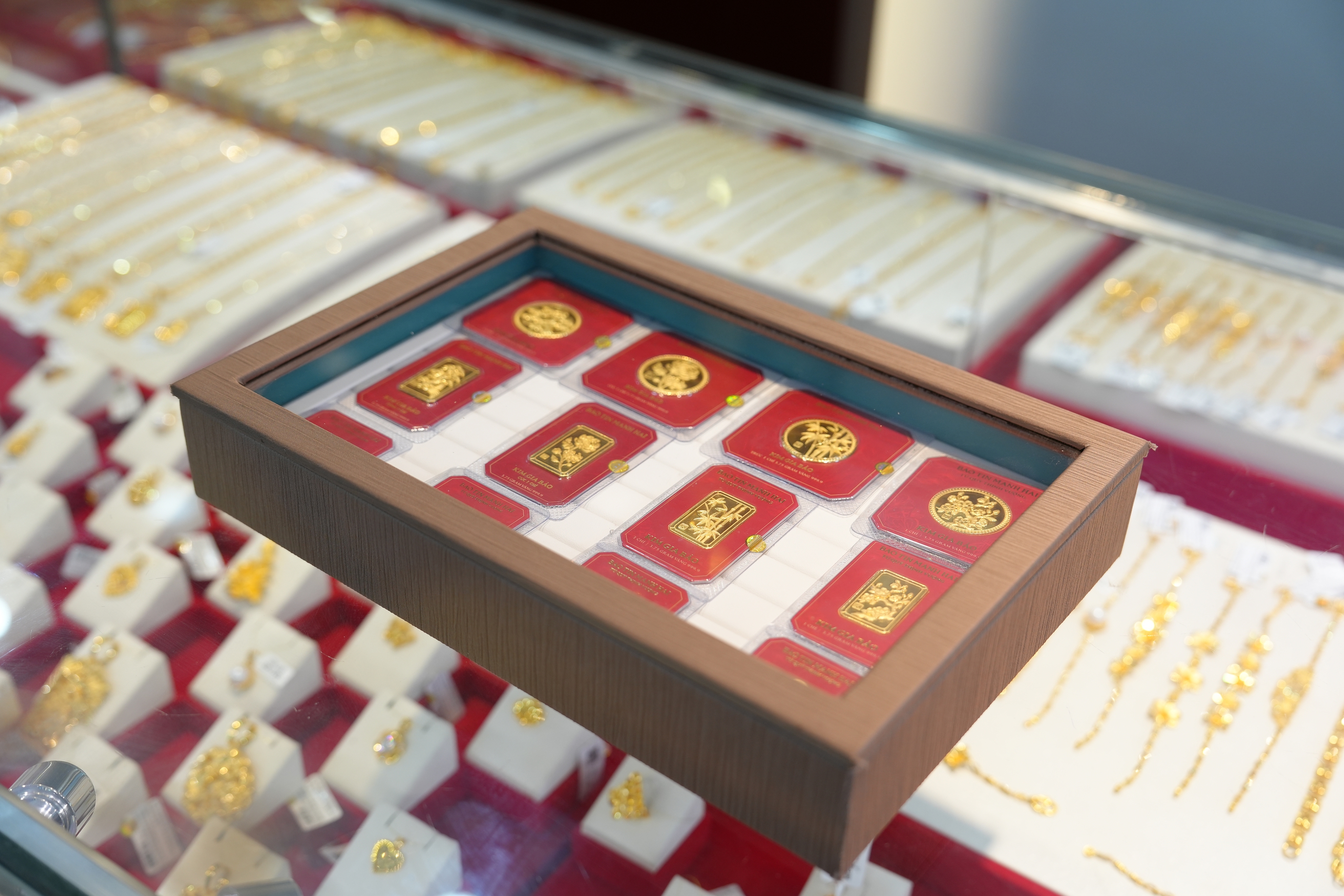 Bạc, vàng đua nhau giảm giá, vẫn chênh thế giới hơn 20 triệu/lượng vàng- Ảnh 1.