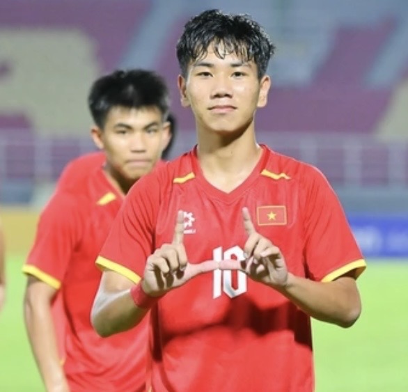 Người h&ugrave;ng Nguyễn Lực v&agrave; thủ m&ocirc;n Xu&acirc;n H&ograve;a được AFF vinh danh đặc biệt, U.17 thắng lớn c&aacute;c mặt trận- Ảnh 1.
