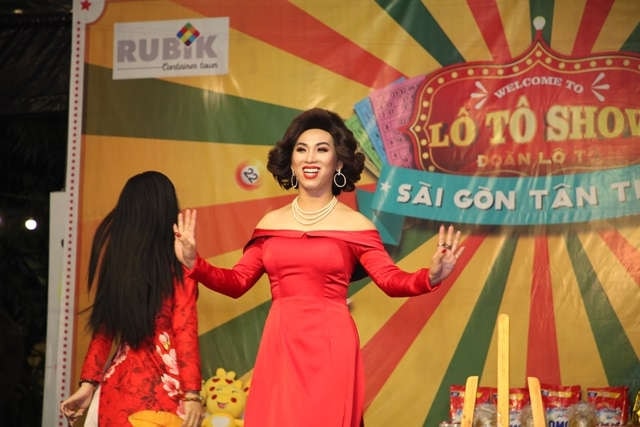 L&ocirc; t&ocirc; thời nay: Từ tiếng rao hội chợ đến &aacute;nh đ&egrave;n s&acirc;n khấu hiện đại- Ảnh 4.