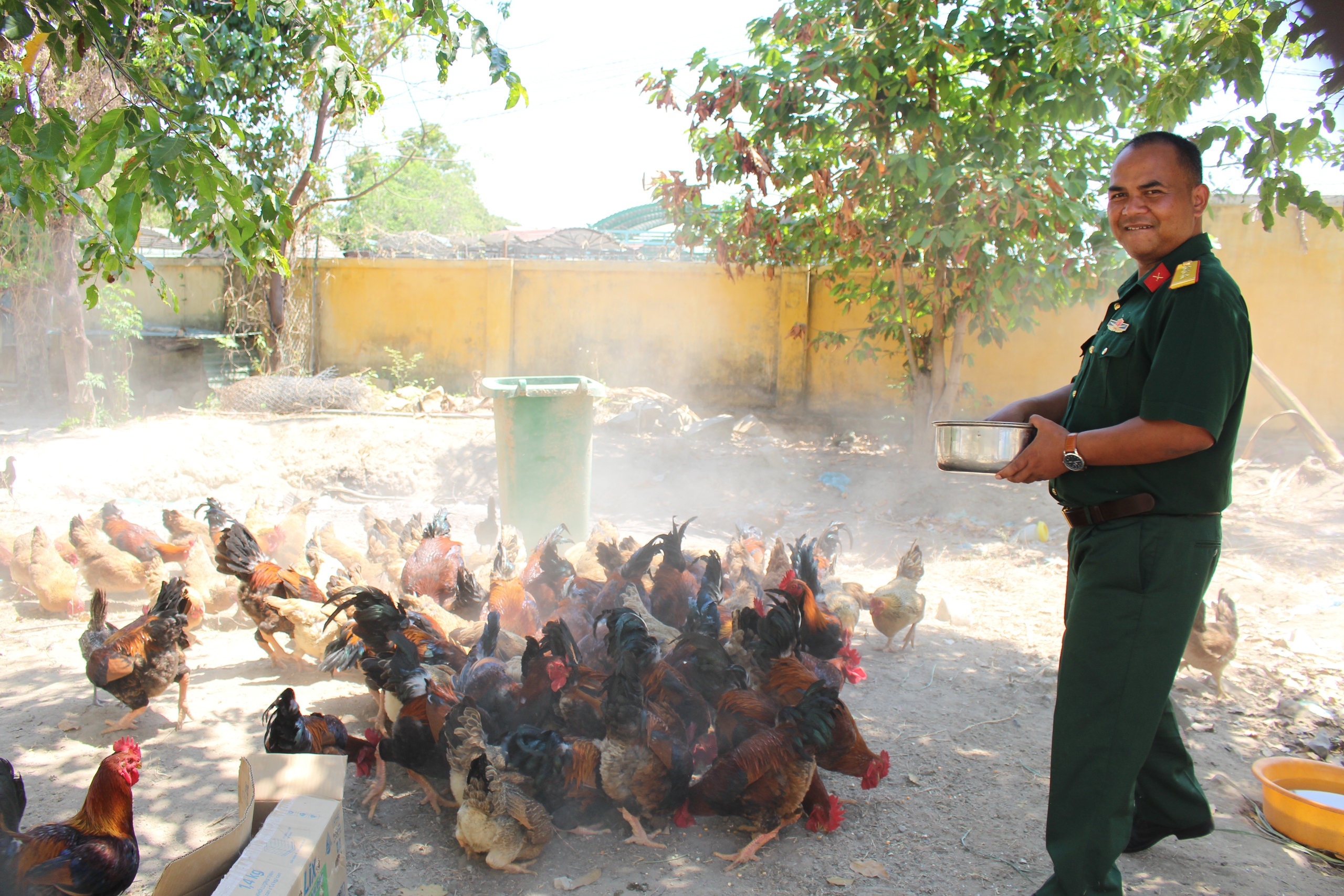 Thượng tá Y Tuấn Ê Ban xây dựng thế trận lòng dân vững mạnh ở Tây nguyên - Ảnh 5.
