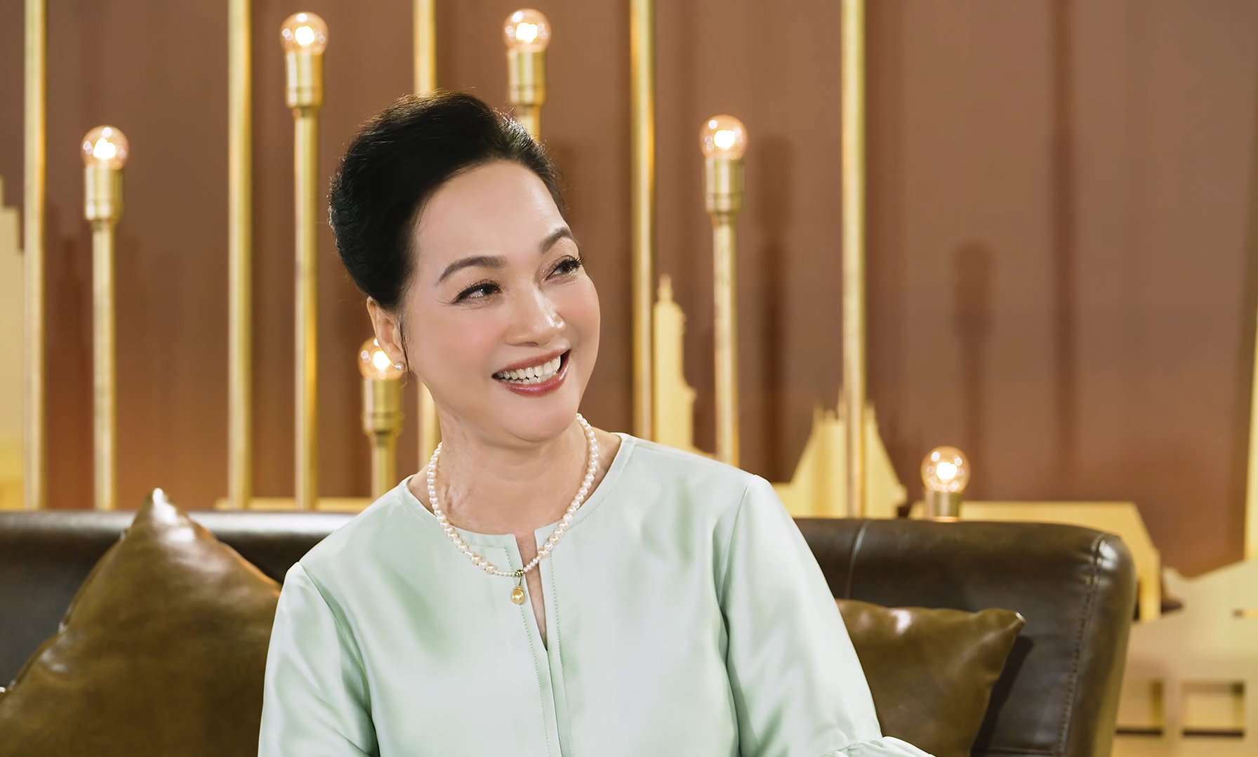 Hôn nhân viên mãn hơn 30 năm, NSND Lê Khanh chưa một lần mặc váy cưới - Ảnh 1.