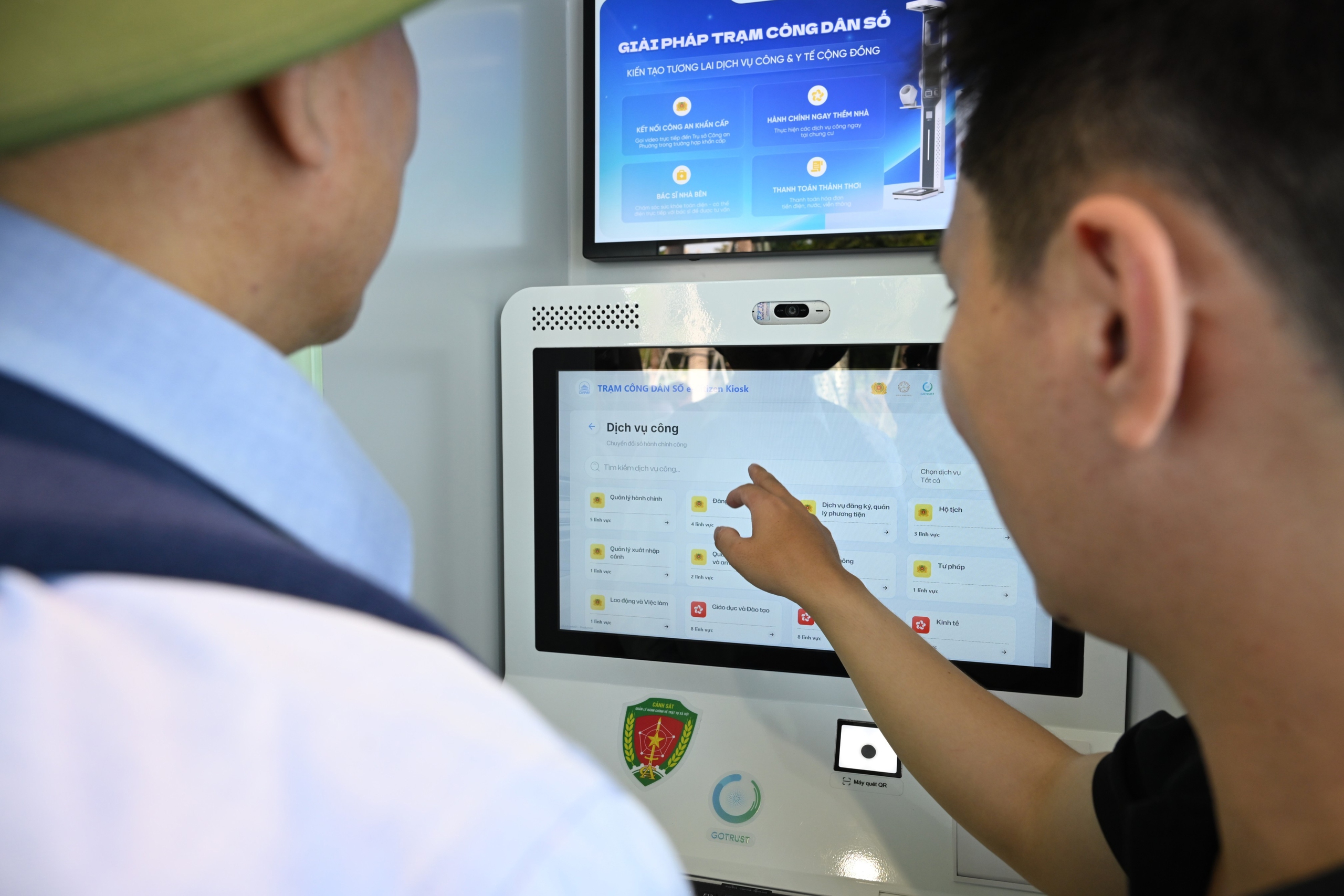 Trạm Công dân số: Đưa dịch vụ công và y tế số đến khu dân cư - Ảnh 2.