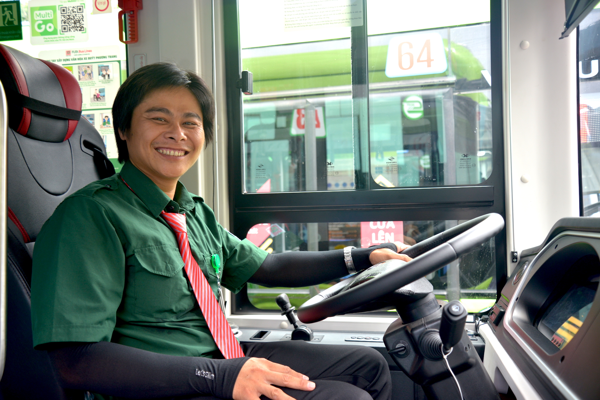 36 gi&acirc;y khiến triệu người x&uacute;c động: T&agrave;i xế xe bu&yacute;t chạy chậm đợi học sinh- Ảnh 1.