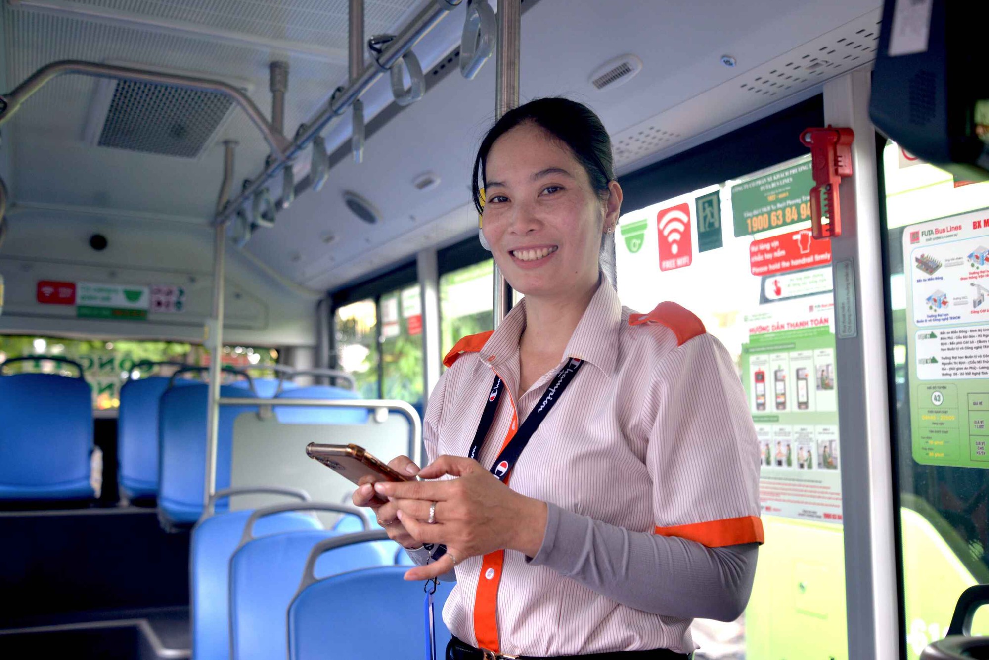 36 gi&acirc;y khiến triệu người x&uacute;c động: T&agrave;i xế xe bu&yacute;t chạy chậm đợi học sinh- Ảnh 2.