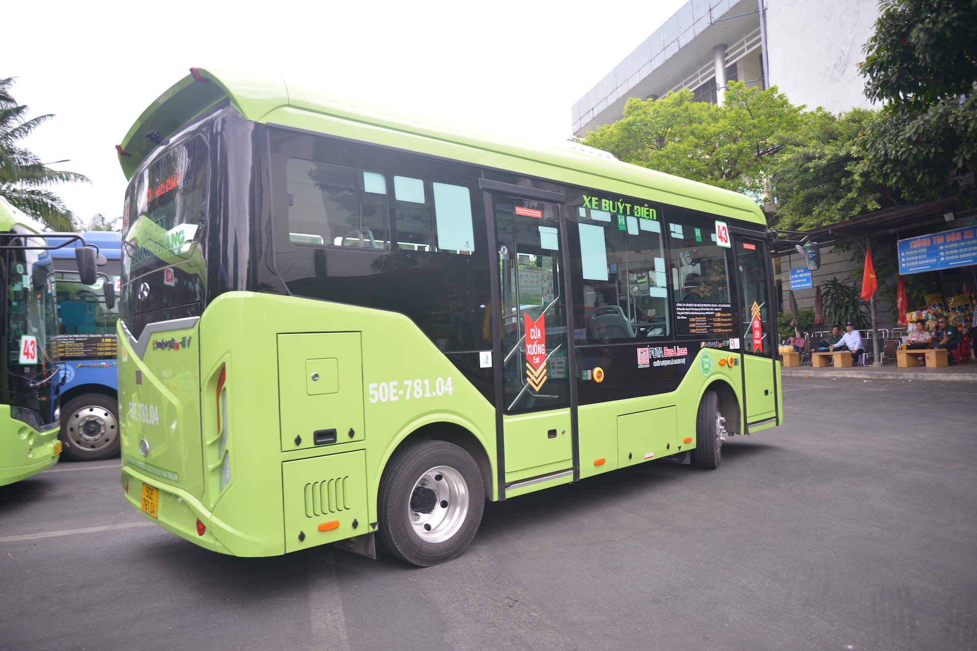 36 gi&acirc;y khiến triệu người x&uacute;c động: T&agrave;i xế xe bu&yacute;t chạy chậm đợi học sinh- Ảnh 3.