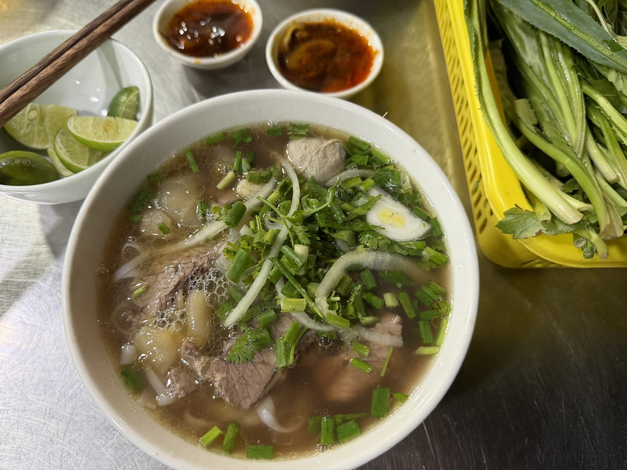 V&igrave; sao h&agrave;ng qu&aacute;n tăng gi&aacute; dễ, giảm kh&oacute;?- Ảnh 2.