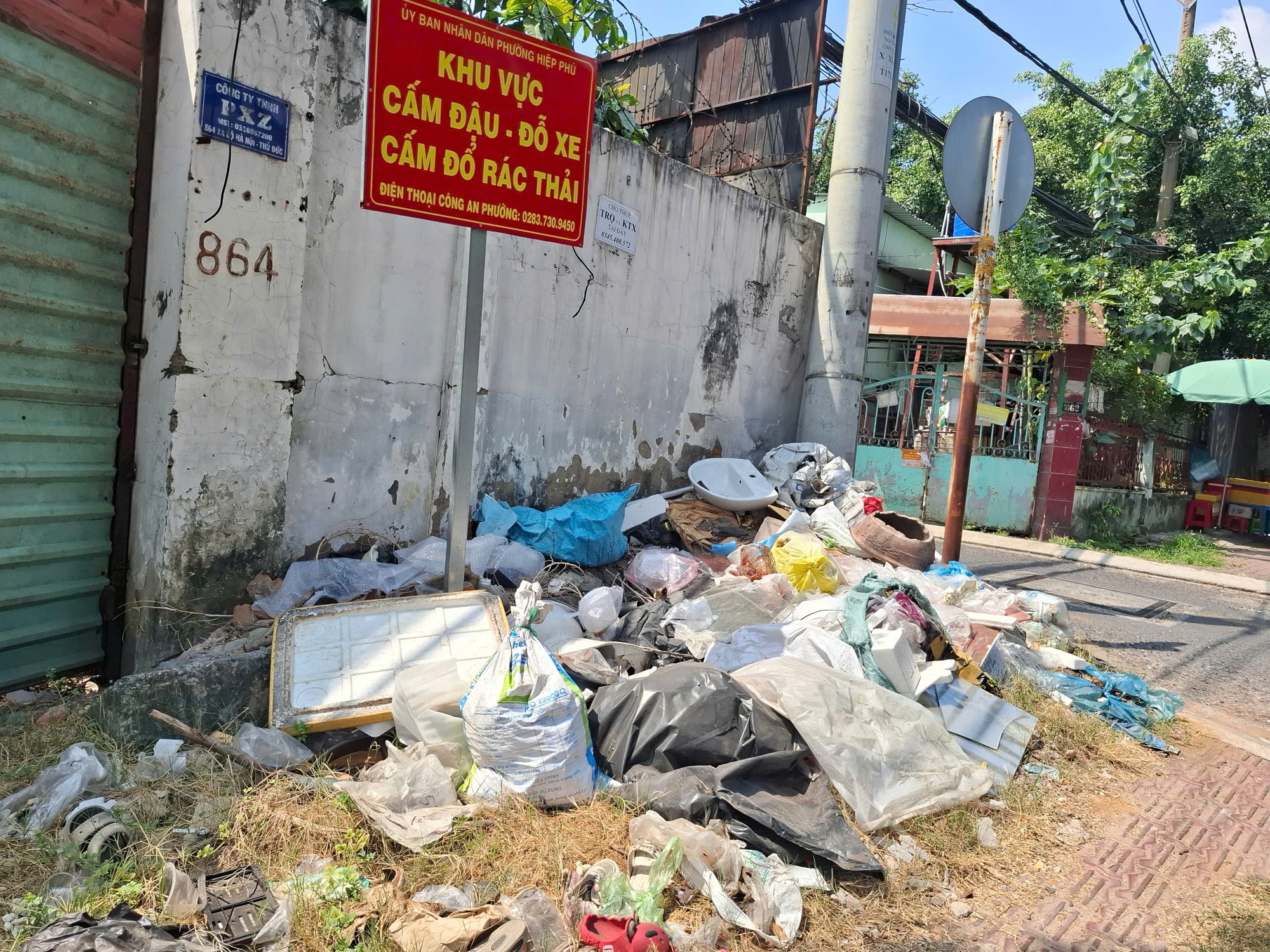 Đổ r&aacute;c ngay biển cấm- Ảnh 2.