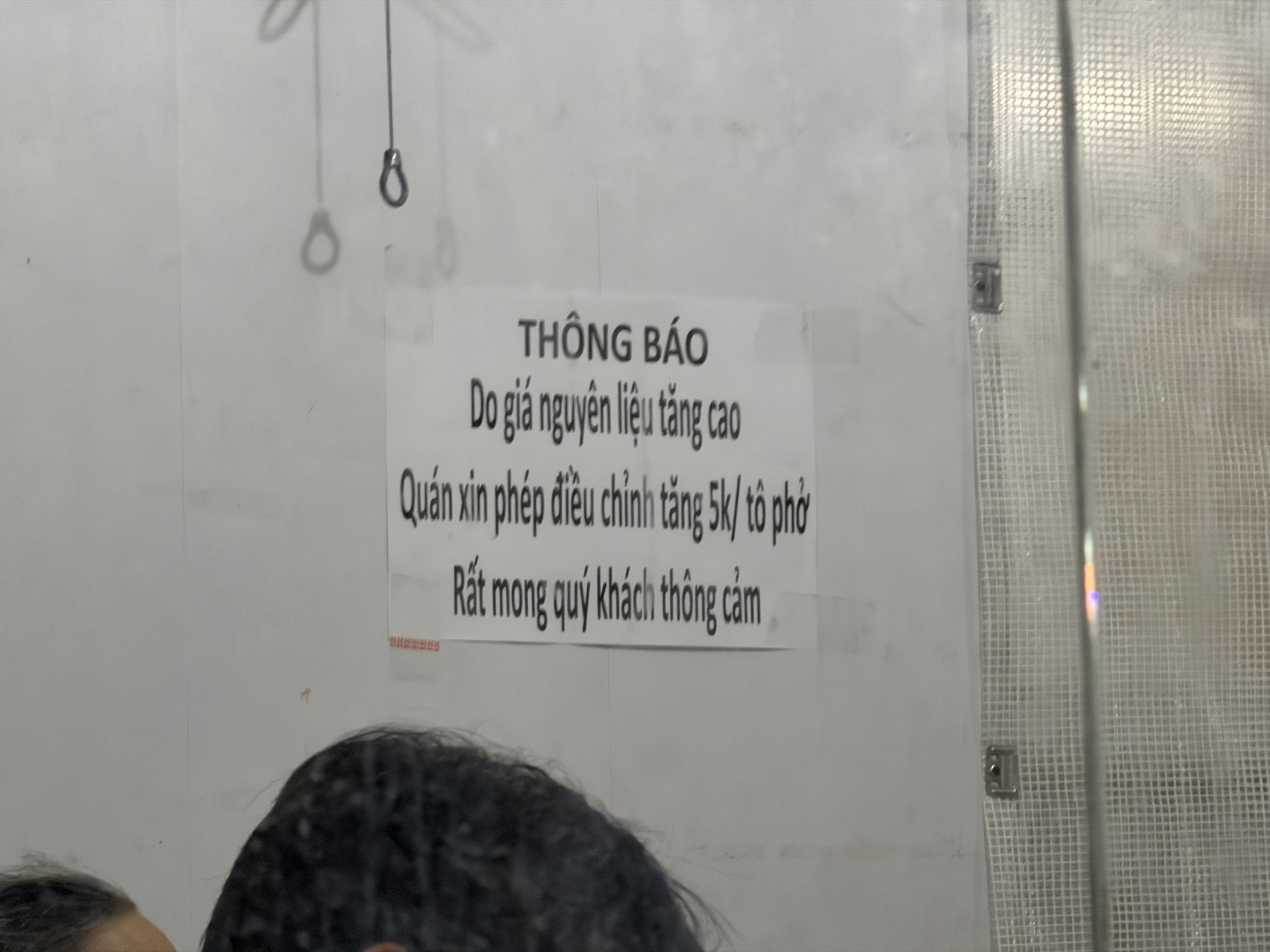 V&igrave; sao h&agrave;ng qu&aacute;n tăng gi&aacute; dễ, giảm kh&oacute;?- Ảnh 3.