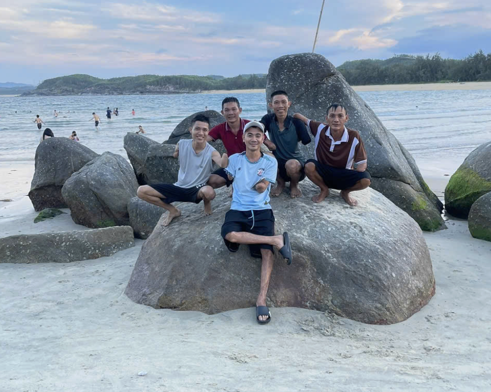 Anh n&ocirc;ng d&acirc;n kh&ocirc;ng tay lạc quan, vui sống - Ảnh 2.