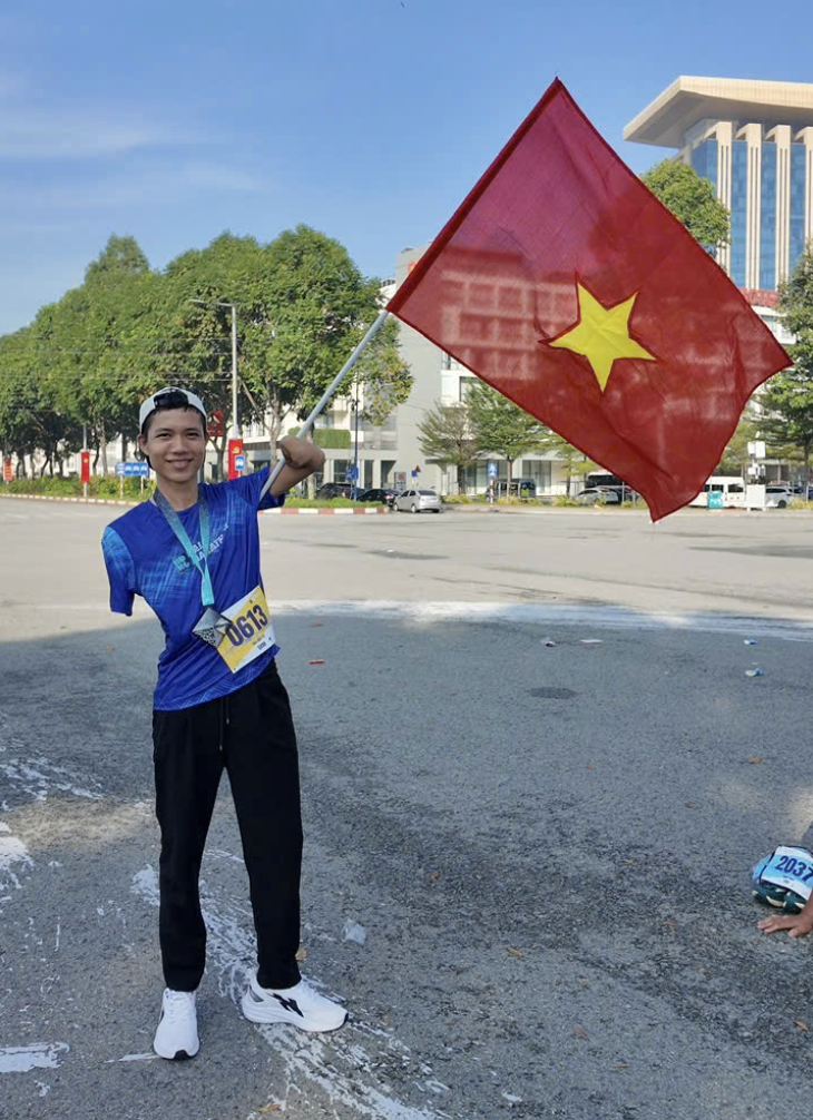 Anh n&ocirc;ng d&acirc;n kh&ocirc;ng tay lạc quan, vui sống - Ảnh 3.