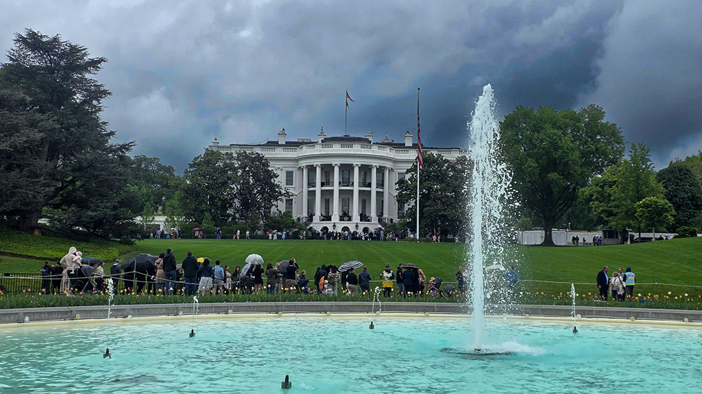 Nước Mỹ giữa chia rẽ: Tổng thống Trump trước sức &eacute;p bị &ldquo;quay xe&rdquo; - Ảnh 1.