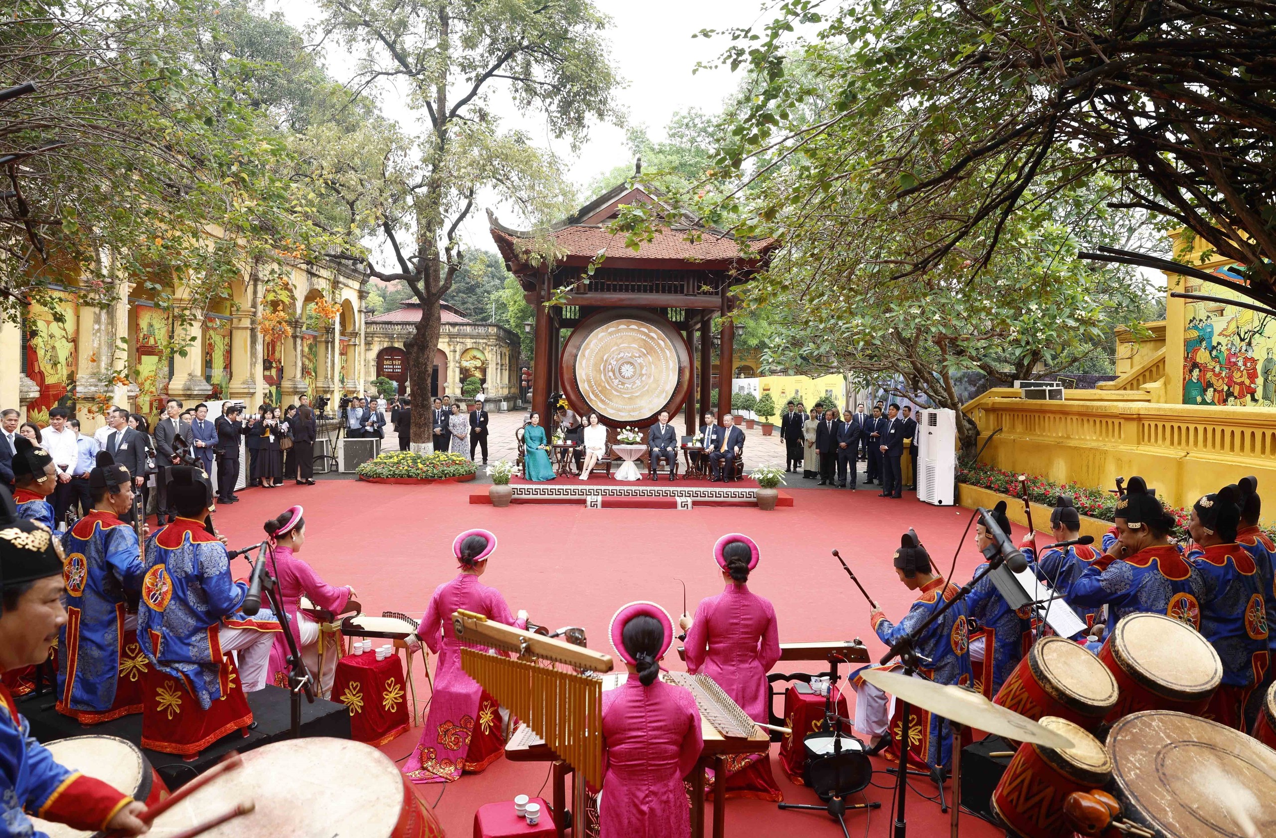 Tổng B&iacute; thư, Chủ tịch nước v&agrave; Tổng thống H&agrave;n Quốc thăm Ho&agrave;ng th&agrave;nh Thăng Long- Ảnh 2.