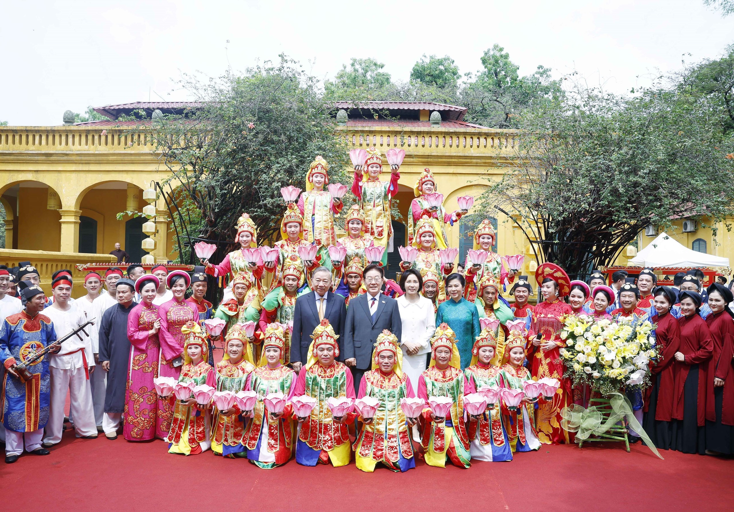 Tổng B&iacute; thư, Chủ tịch nước v&agrave; Tổng thống H&agrave;n Quốc thăm Ho&agrave;ng th&agrave;nh Thăng Long- Ảnh 3.