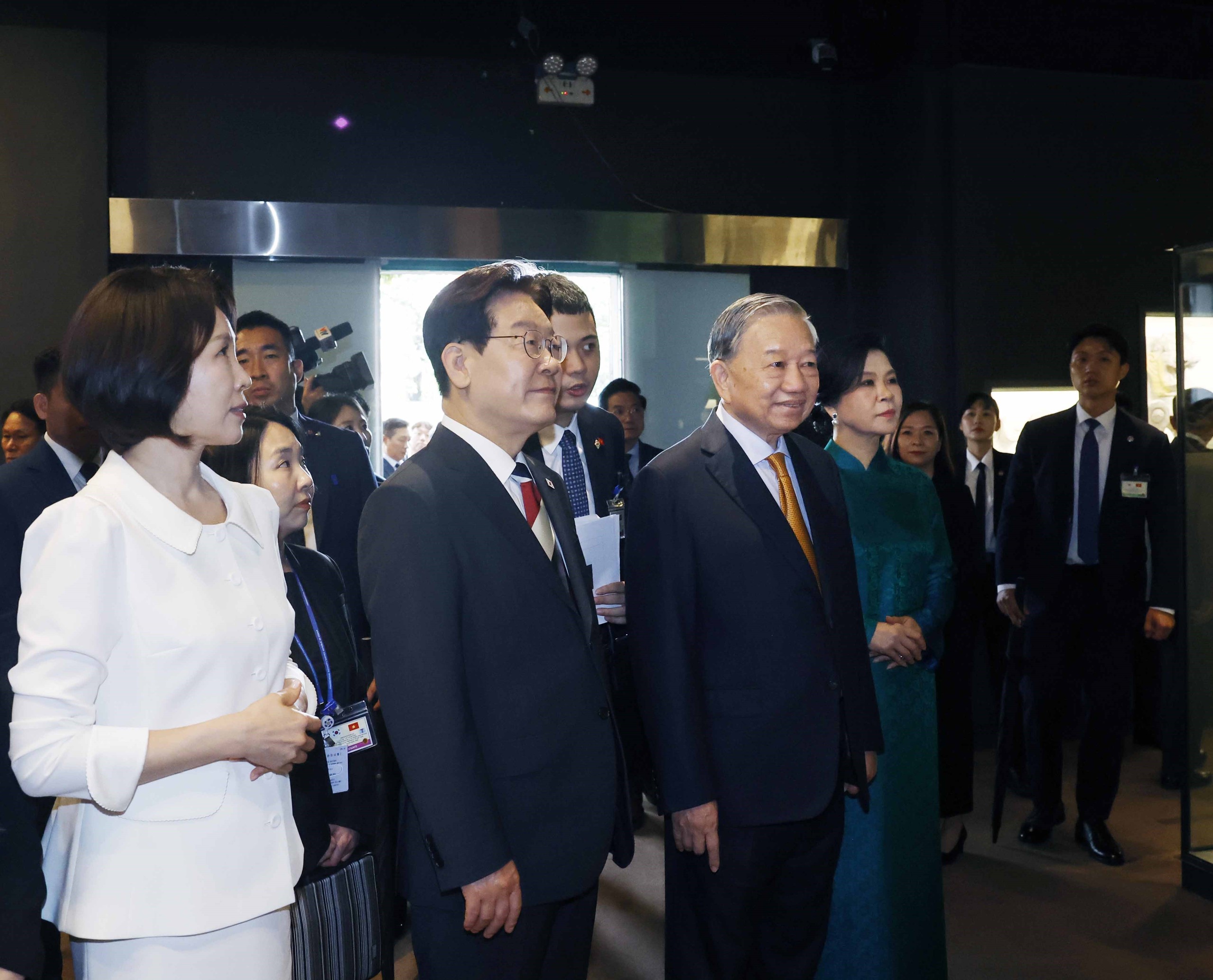 Tổng B&iacute; thư, Chủ tịch nước v&agrave; Tổng thống H&agrave;n Quốc thăm Ho&agrave;ng th&agrave;nh Thăng Long- Ảnh 4.