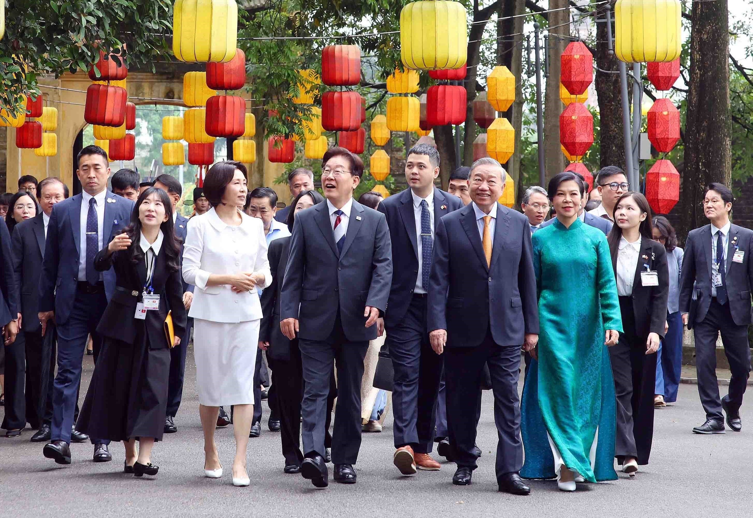 Tổng B&iacute; thư, Chủ tịch nước v&agrave; Tổng thống H&agrave;n Quốc thăm Ho&agrave;ng th&agrave;nh Thăng Long- Ảnh 1.