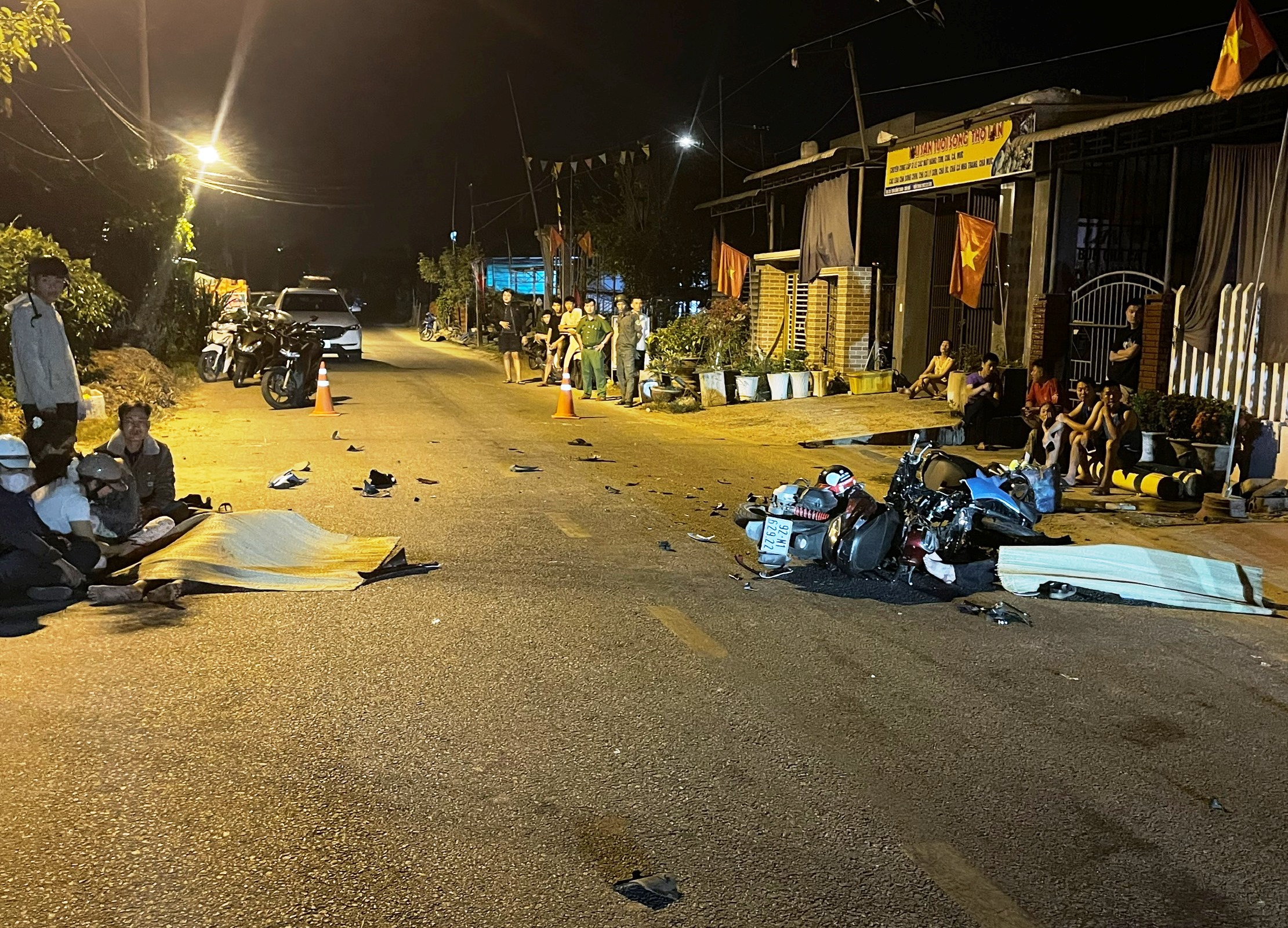 Đà Nẵng: 2 xe máy đối đầu trong đêm, 2 người tử vong tại chỗ- Ảnh 1.