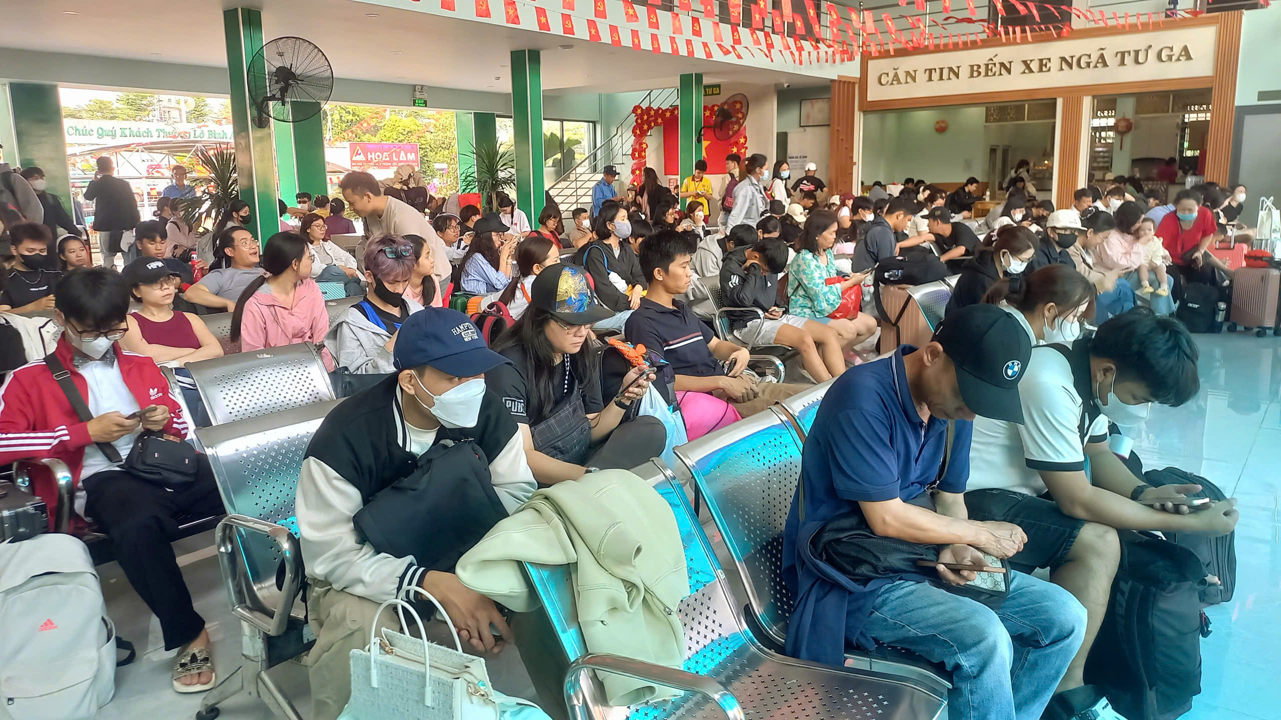 D&ograve;ng người nườm nượp về qu&ecirc;, đi du lịch trong ng&agrave;y đầu nghỉ lễ  - Ảnh 3.