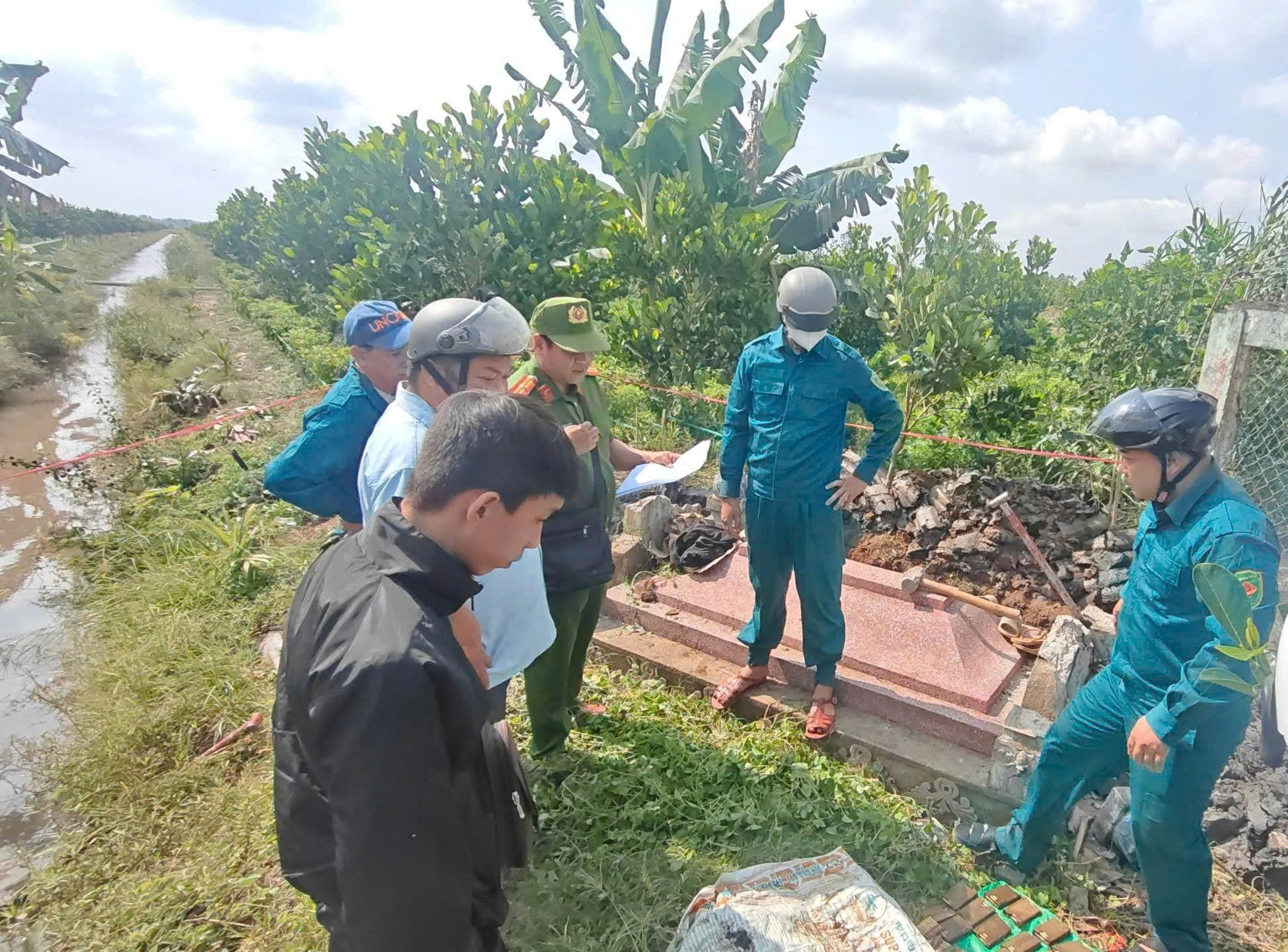 Cải táng mộ phát hiện 600 viên đạn súng AR15, 2 quả lựu đạn còn ngòi nổ- Ảnh 1.