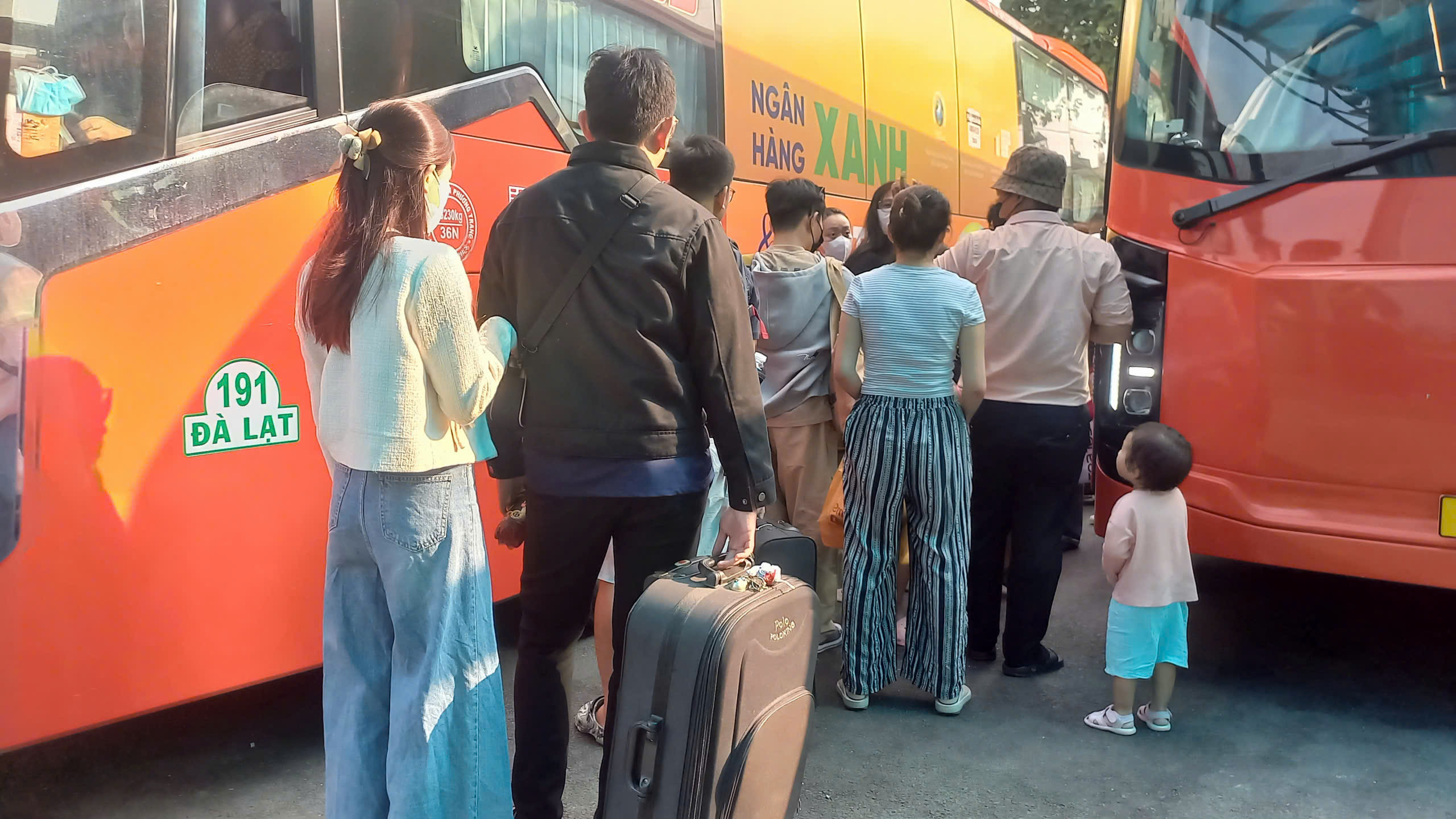 D&ograve;ng người nườm nượp về qu&ecirc;, đi du lịch trong ng&agrave;y đầu nghỉ lễ  - Ảnh 1.