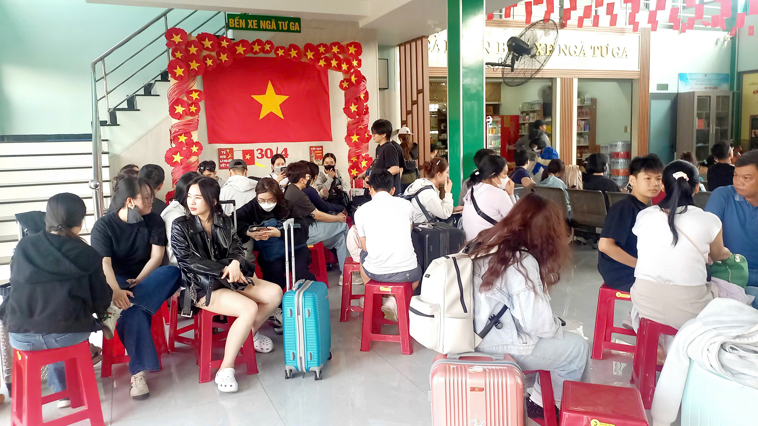 D&ograve;ng người nườm nượp về qu&ecirc;, đi du lịch trong ng&agrave;y đầu nghỉ lễ  - Ảnh 5.