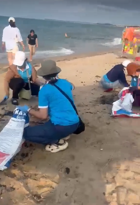 Huy động cả trăm người thu gom dầu v&oacute;n cục tr&ecirc;n b&atilde;i biển Cam B&igrave;nh- Ảnh 2.