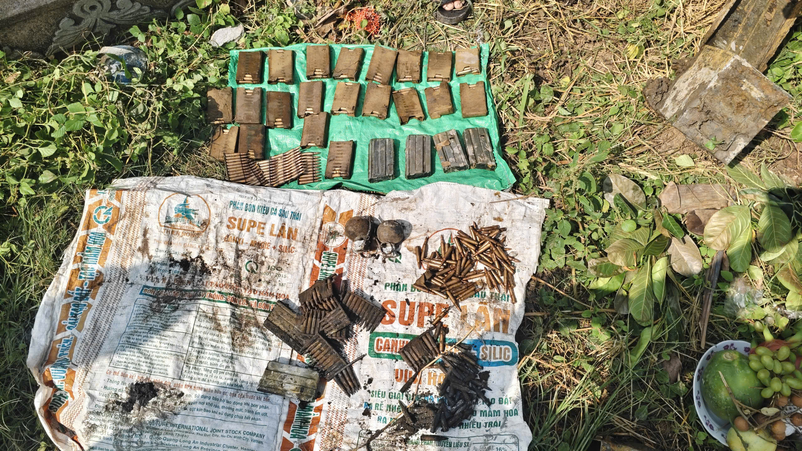 Cải táng mộ phát hiện 600 viên đạn súng AR15, 2 quả lựu đạn còn ngòi nổ- Ảnh 2.