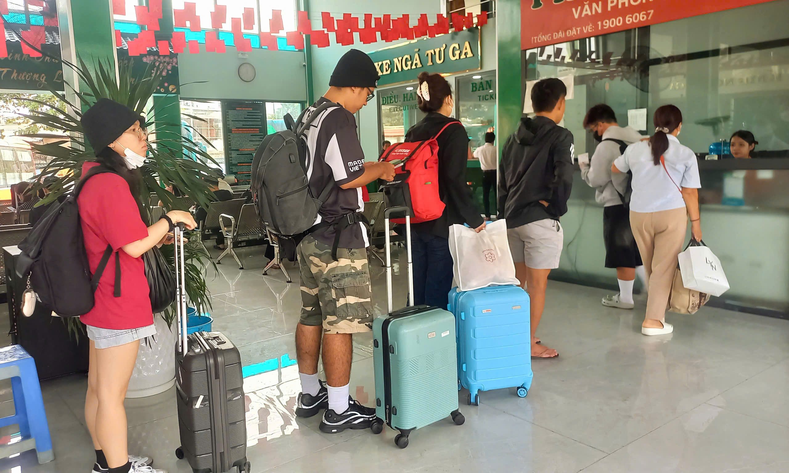 D&ograve;ng người nườm nượp về qu&ecirc;, đi du lịch trong ng&agrave;y đầu nghỉ lễ  - Ảnh 7.