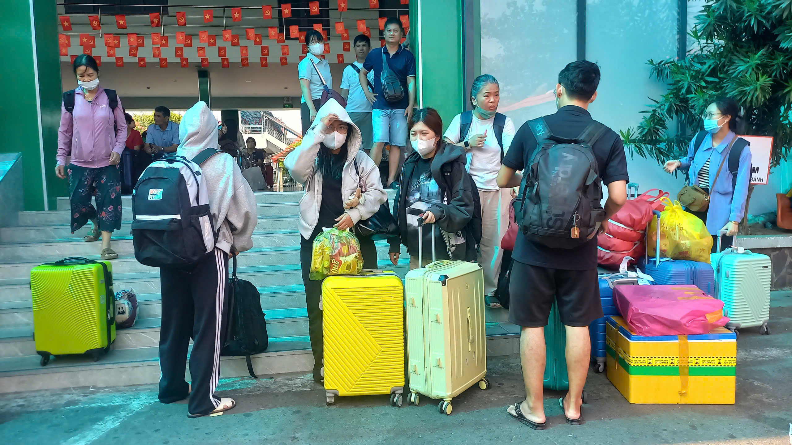 D&ograve;ng người nườm nượp về qu&ecirc;, đi du lịch trong ng&agrave;y đầu nghỉ lễ  - Ảnh 6.