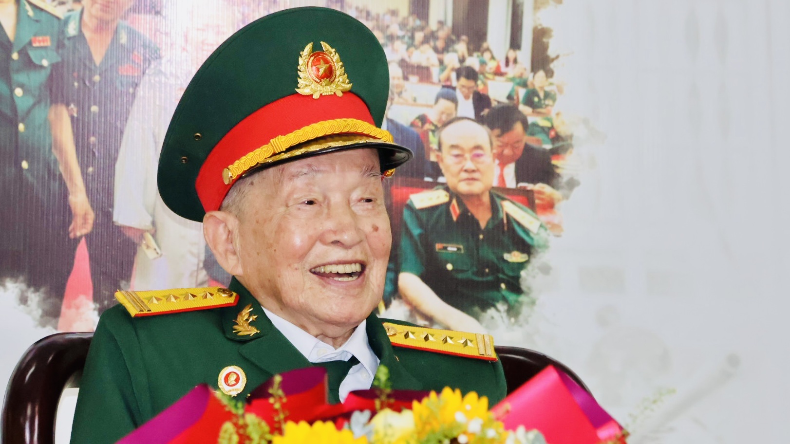 Huyền thoại tình báo Tư Cang gần 100 tuổi vẫn mạnh khỏe đi họp mặt truyền thống- Ảnh 1.