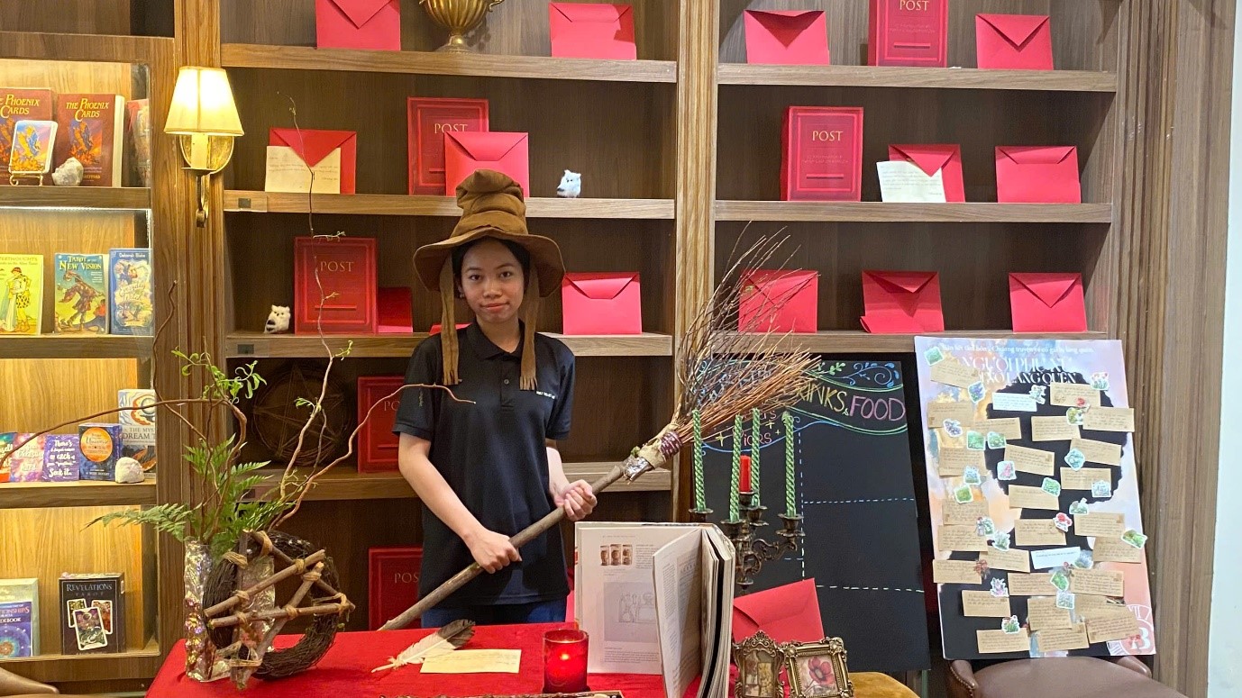 Lạc v&agrave;o thế giới ph&ugrave; thủy ngay giữa l&ograve;ng TP.HCM với qu&aacute;n c&agrave; ph&ecirc; 'chuẩn Harry Potter' - Ảnh 1.