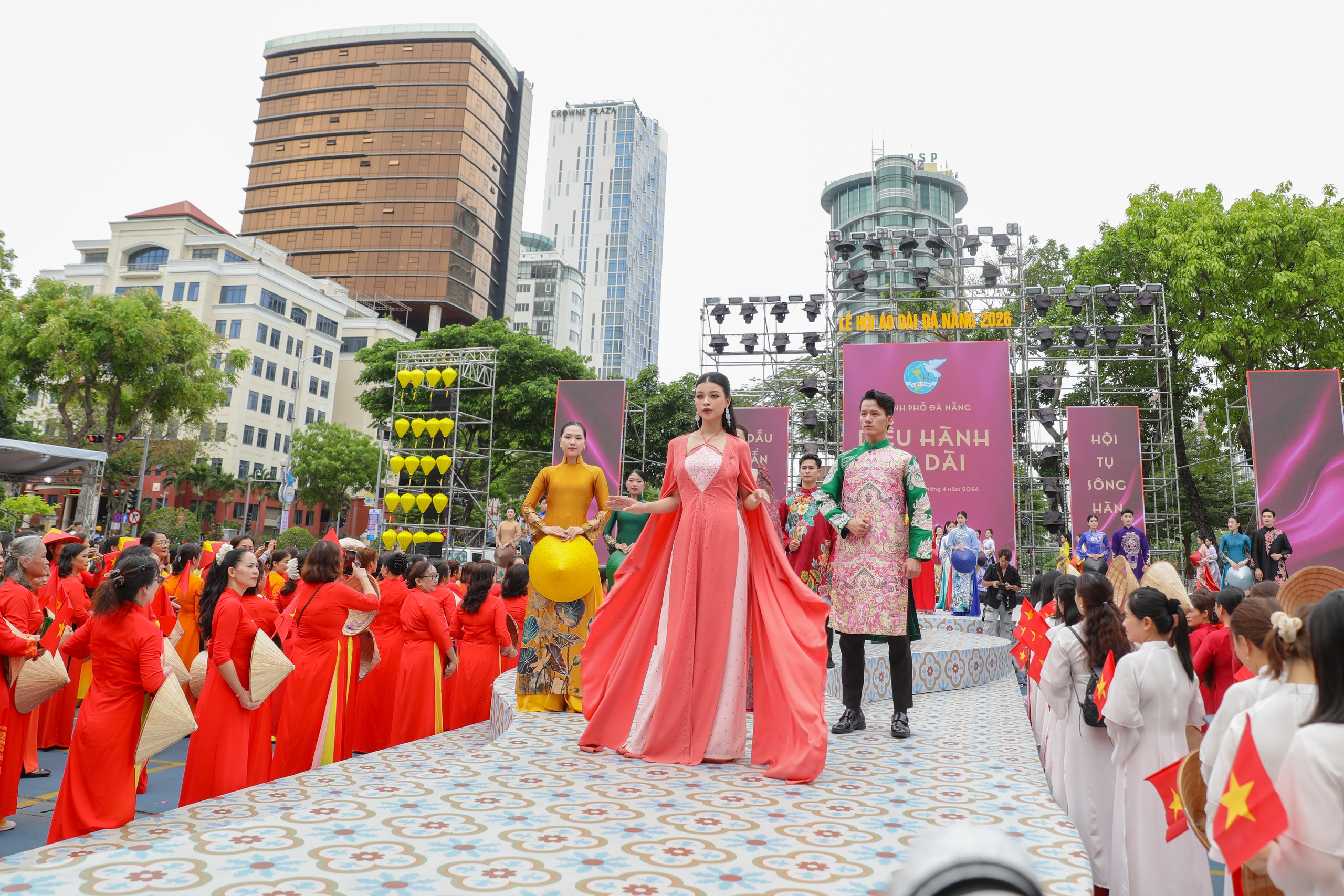 Lần đầu ti&ecirc;n, 1.000 phụ nữ diện &aacute;o d&agrave;i diễu h&agrave;nh b&ecirc;n s&ocirc;ng H&agrave;n- Ảnh 12.