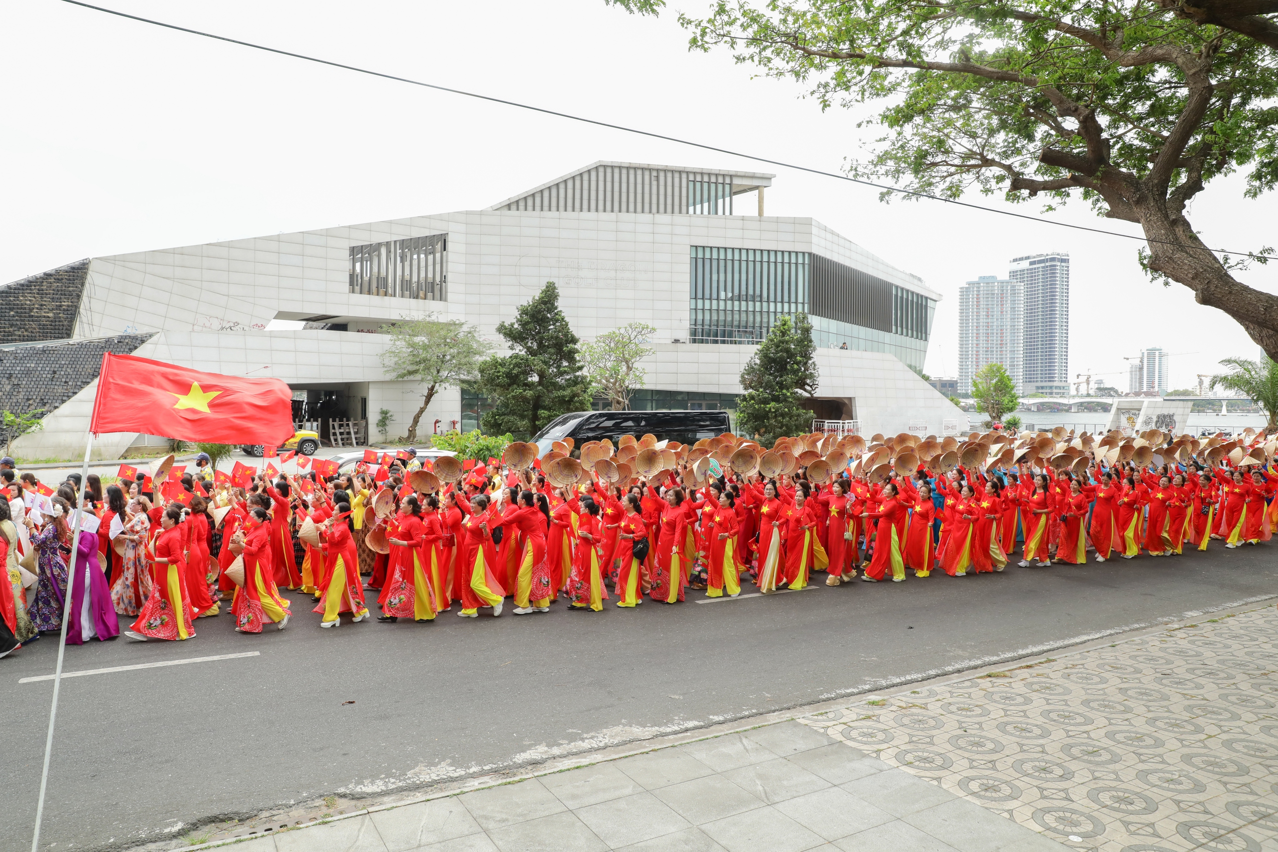 Lần đầu ti&ecirc;n, 1.000 phụ nữ diện &aacute;o d&agrave;i diễu h&agrave;nh b&ecirc;n s&ocirc;ng H&agrave;n- Ảnh 7.