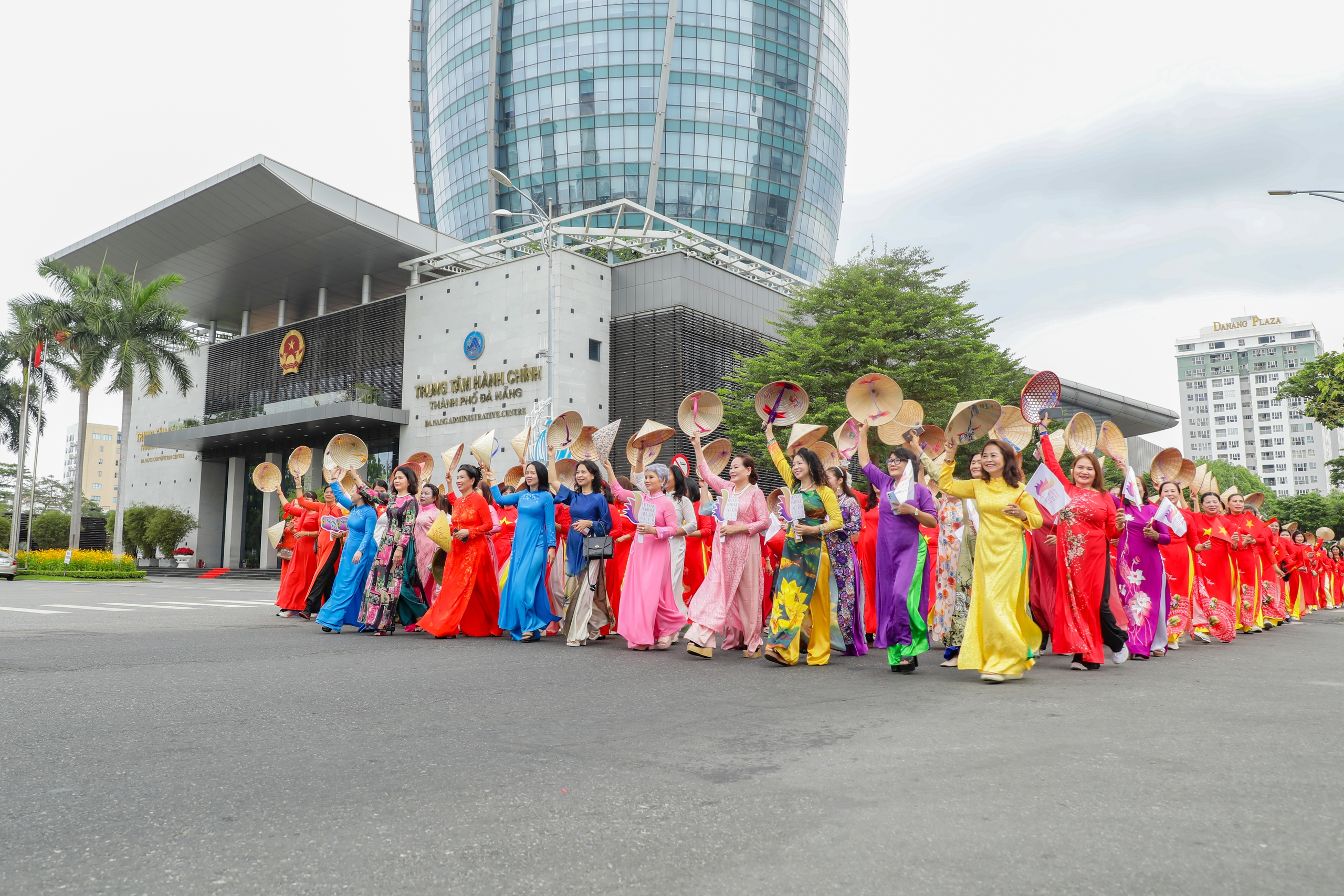Lần đầu ti&ecirc;n, 1.000 phụ nữ diện &aacute;o d&agrave;i diễu h&agrave;nh b&ecirc;n s&ocirc;ng H&agrave;n- Ảnh 1.