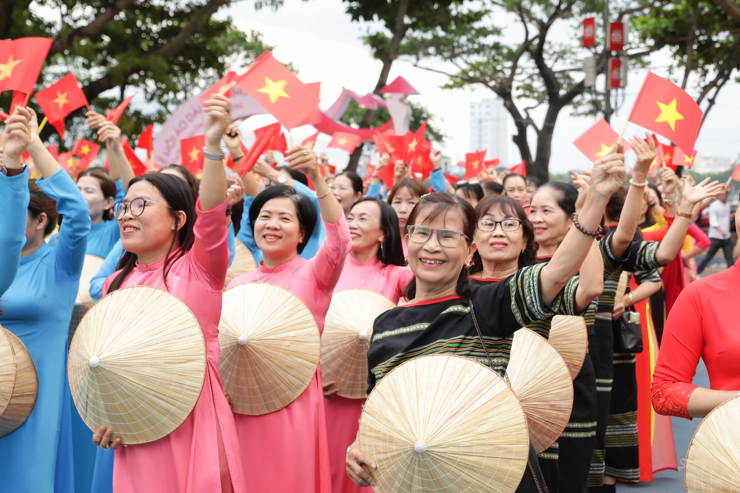 Lần đầu ti&ecirc;n, 1.000 phụ nữ diện &aacute;o d&agrave;i diễu h&agrave;nh b&ecirc;n s&ocirc;ng H&agrave;n- Ảnh 11.