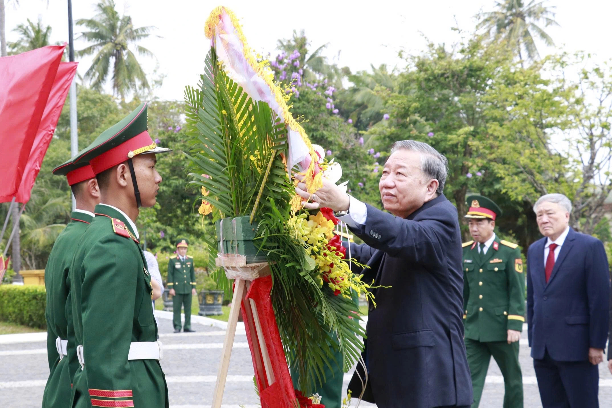 Tổng B&iacute; thư, Chủ tịch nước T&ocirc; L&acirc;m thăm, l&agrave;m việc tại Qu&acirc;n khu 5- Ảnh 1.
