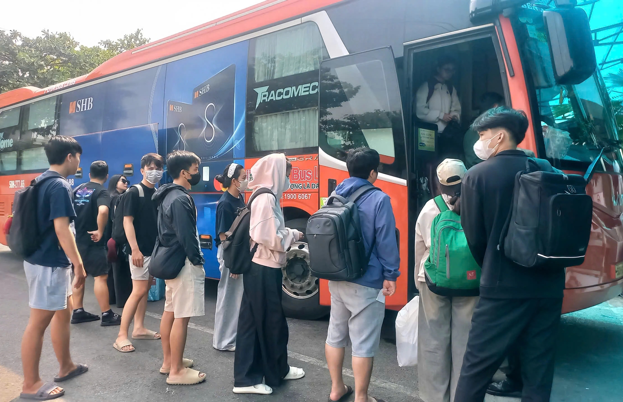 D&ograve;ng người nườm nượp về qu&ecirc;, đi du lịch trong ng&agrave;y đầu nghỉ lễ  - Ảnh 2.