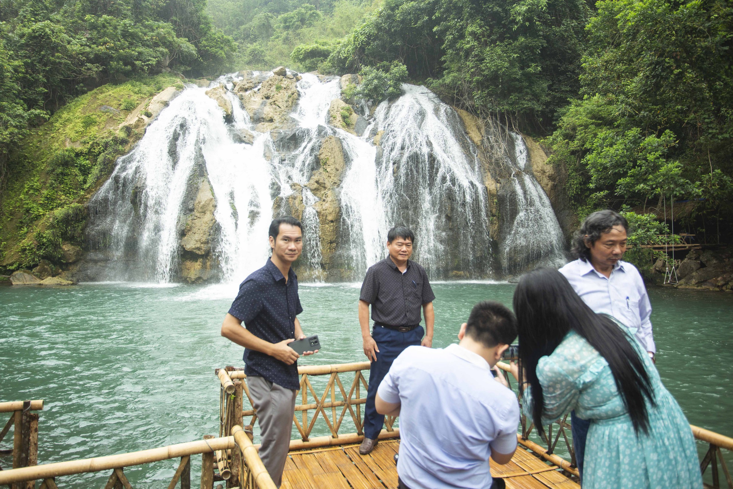 Tắm th&aacute;c T&agrave; Puồng, ăn g&agrave; nướng, măng rừng giữa đại ng&agrave;n Trường Sơn- Ảnh 8.