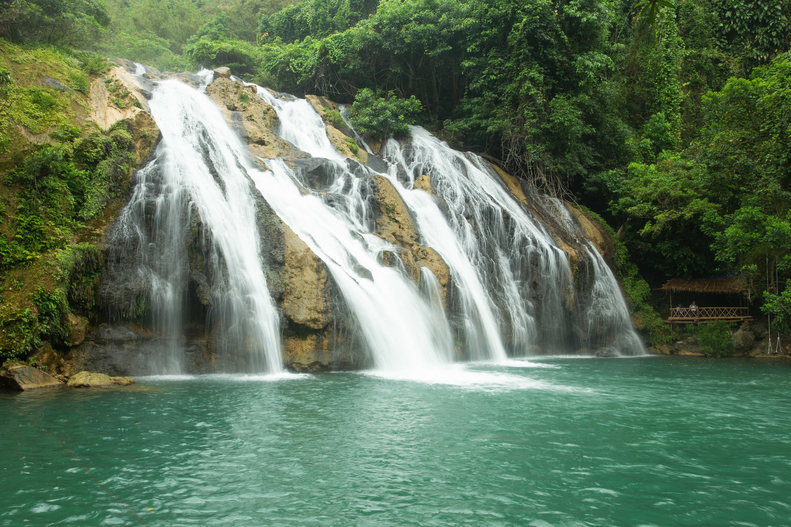 Tắm th&aacute;c T&agrave; Puồng, ăn g&agrave; nướng, măng rừng giữa đại ng&agrave;n Trường Sơn- Ảnh 1.
