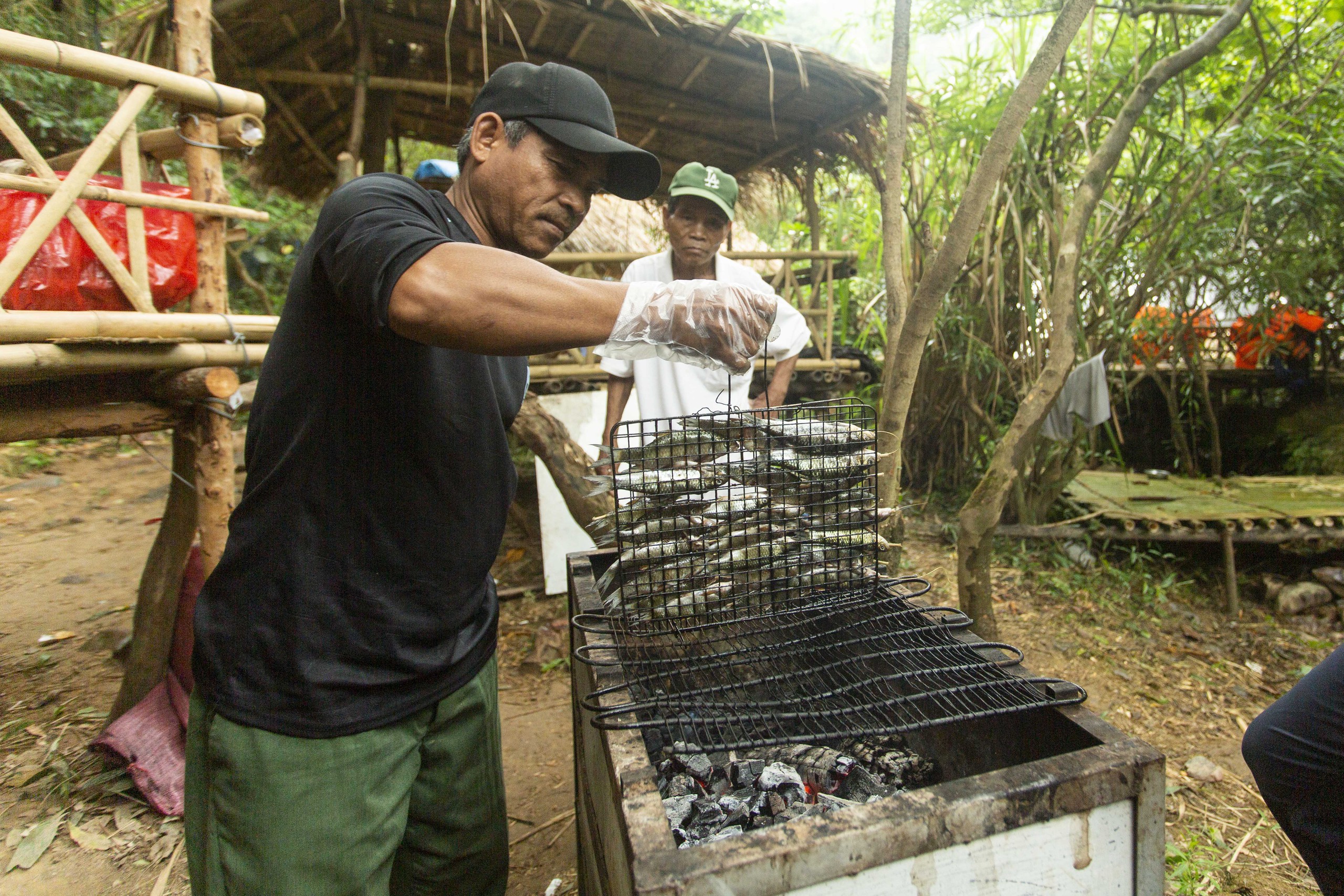 Tắm th&aacute;c T&agrave; Puồng, ăn g&agrave; nướng, măng rừng giữa đại ng&agrave;n Trường Sơn- Ảnh 4.
